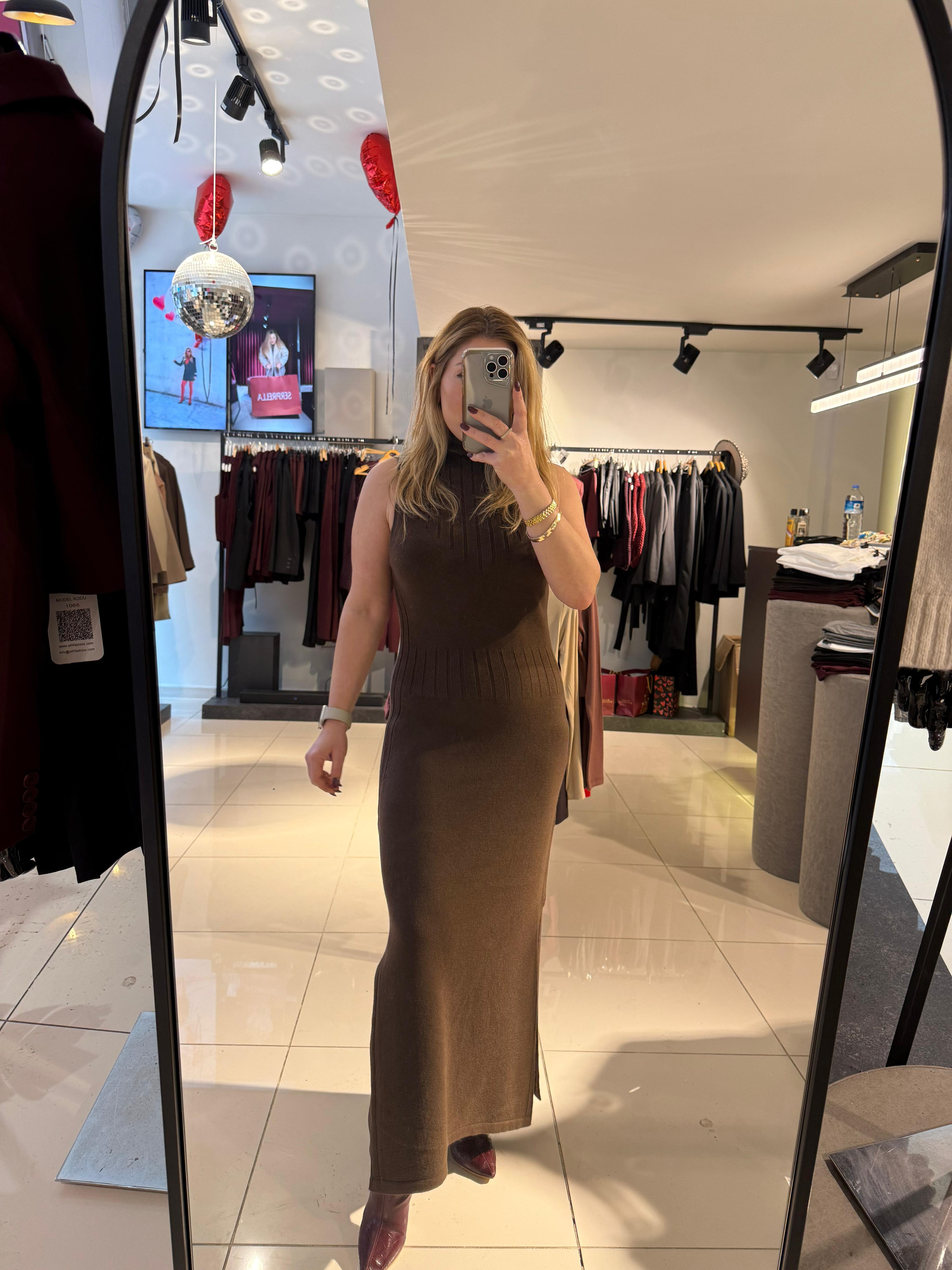 90243 Dik Yaka Yırtmaçlı Triko Elbise