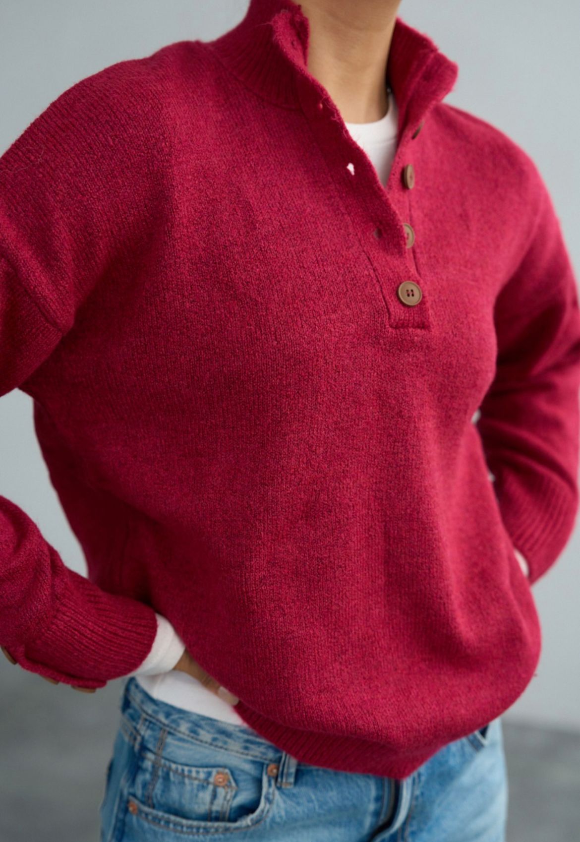 Dik Yaka Düğme Detaylı Kazak