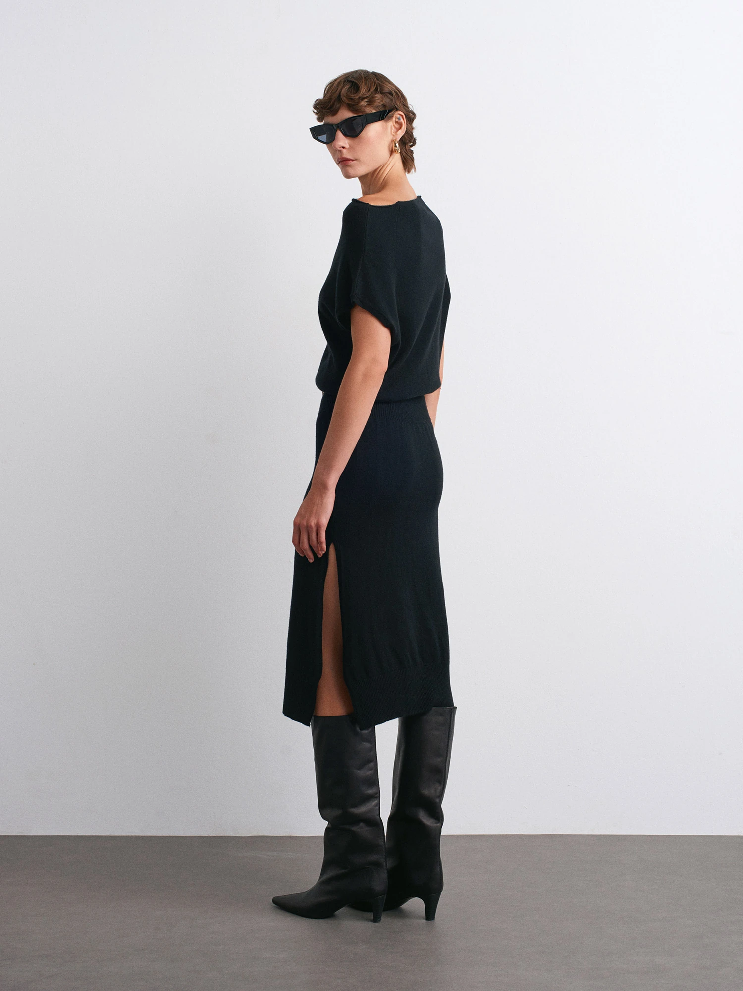 Asimetrik Yaka Yünlü Kemerli Triko Elbise