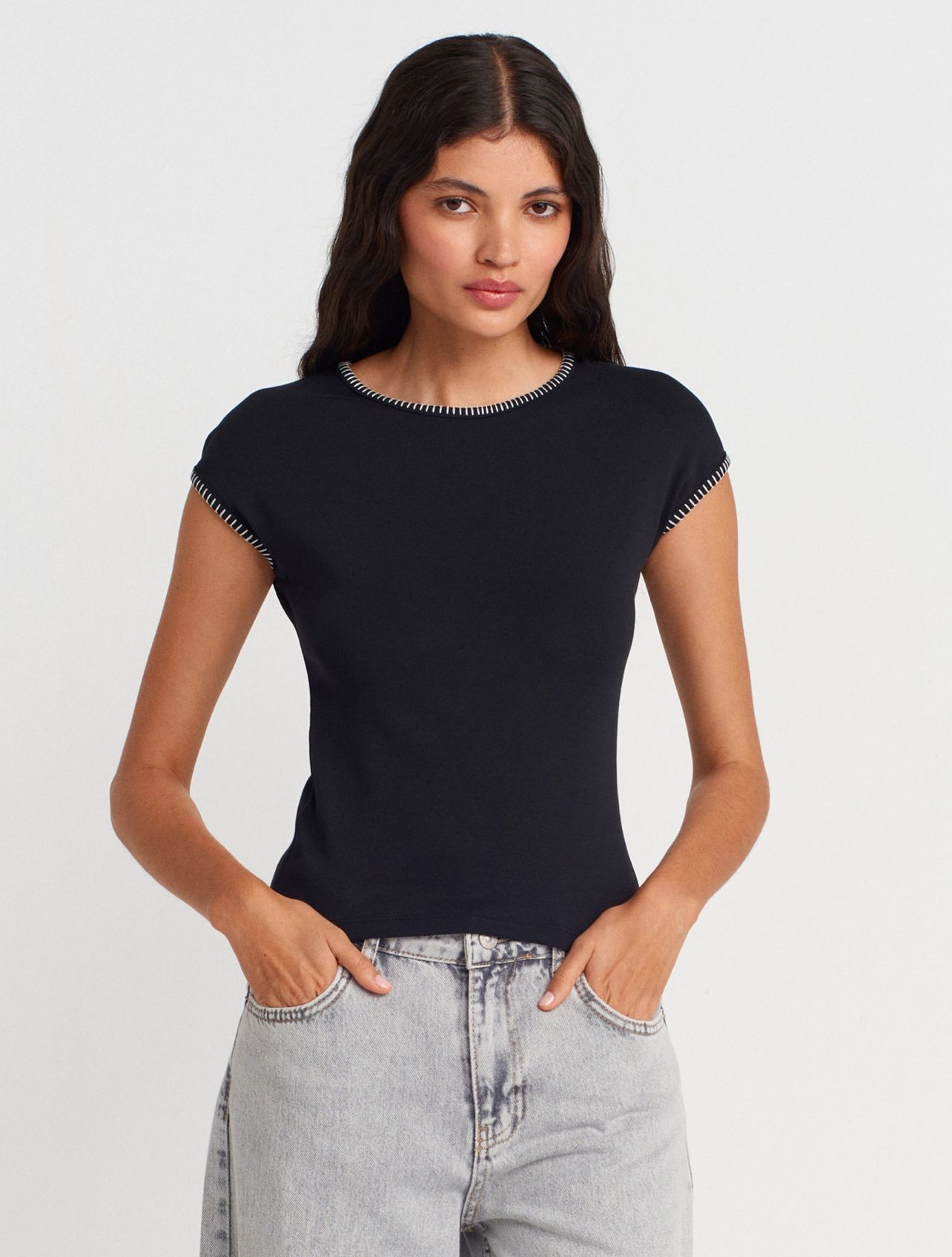 Kontrast Dikiş Detaylı T-shirt