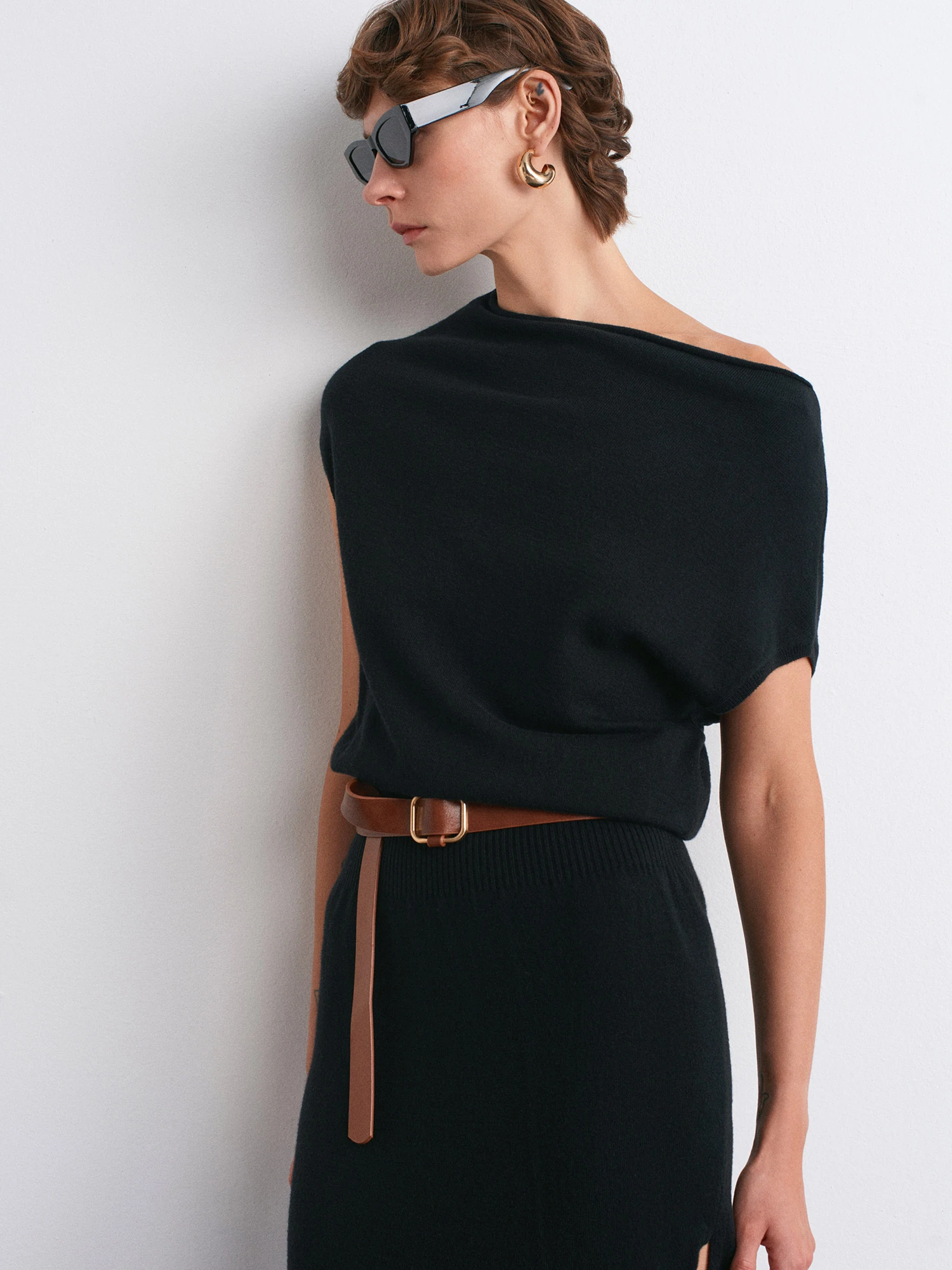 Asimetrik Yaka Yünlü Kemerli Triko Elbise