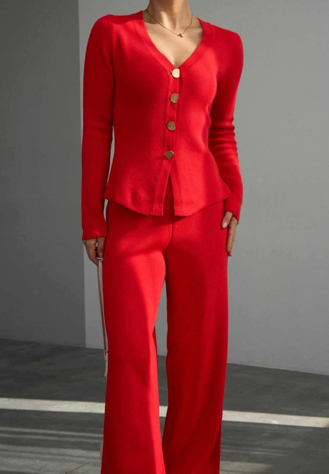 V Yaka Düğme Detay Triko Hırka