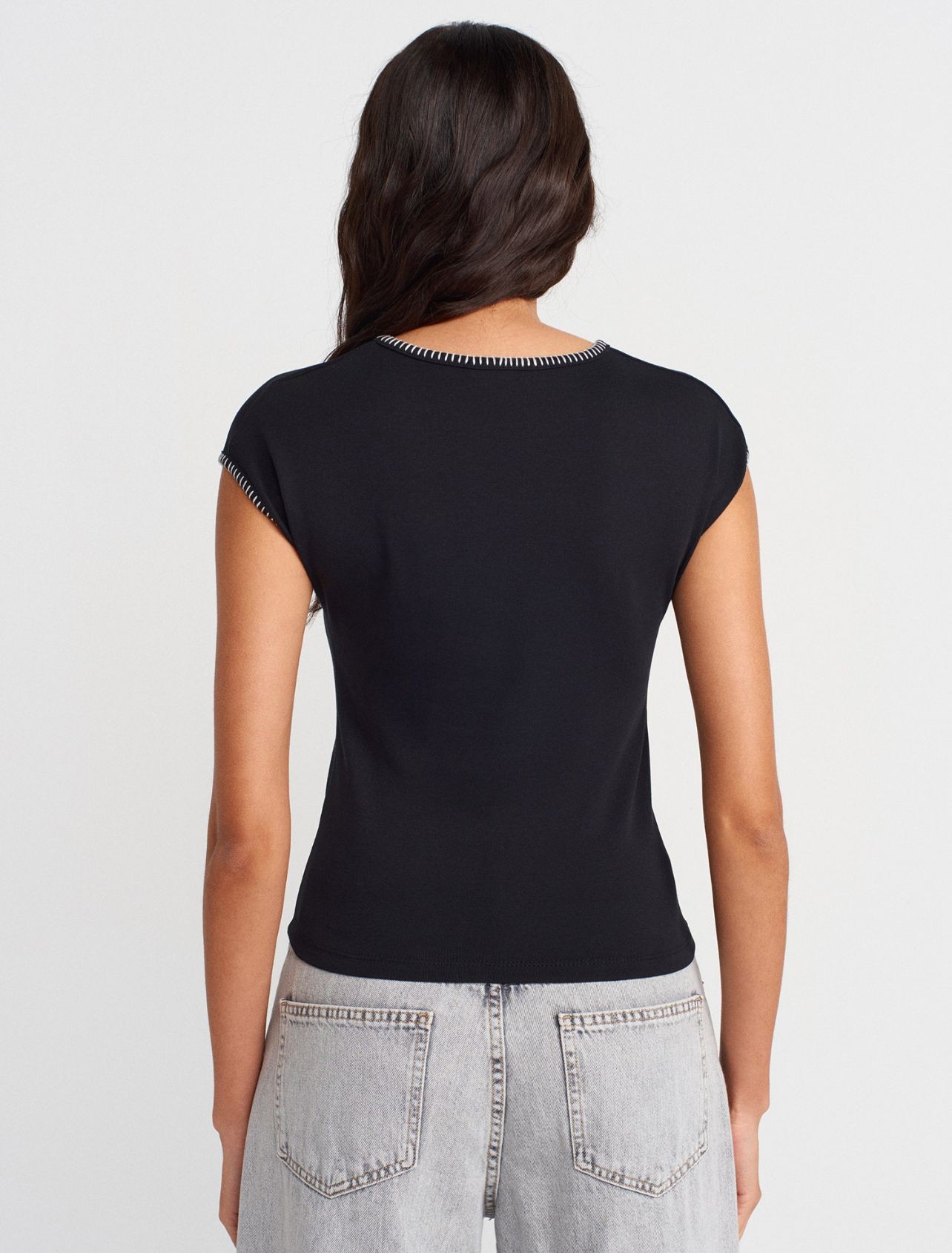 Kontrast Dikiş Detaylı T-shirt