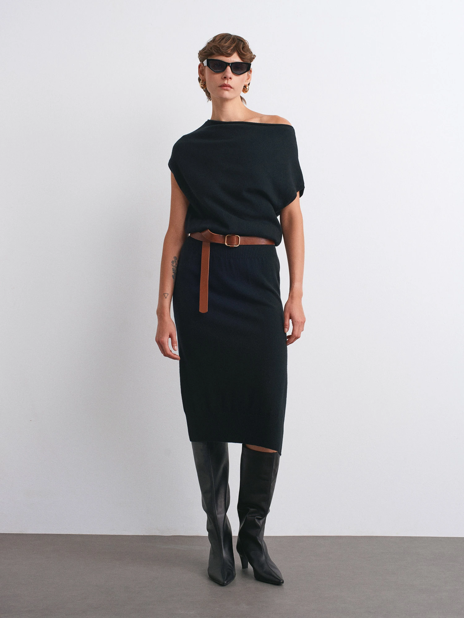 Asimetrik Yaka Yünlü Kemerli Triko Elbise