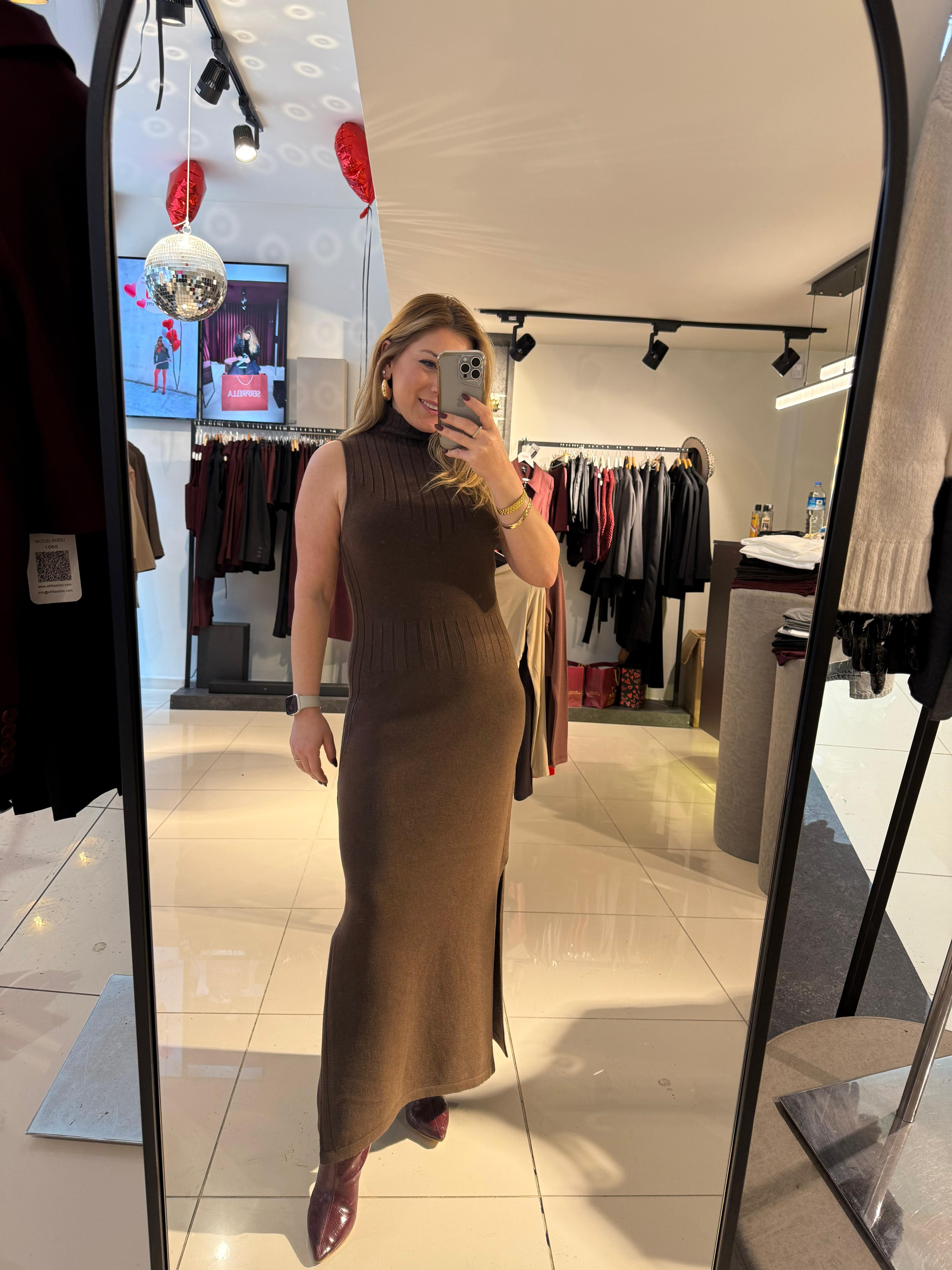 90243 Dik Yaka Yırtmaçlı Triko Elbise