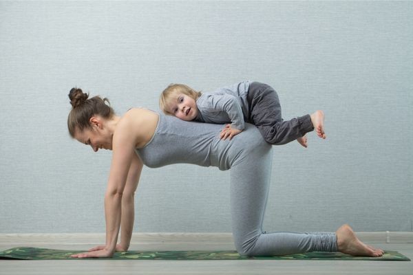 5 Eğlenceli Anne Bebek Yogası Pozu
