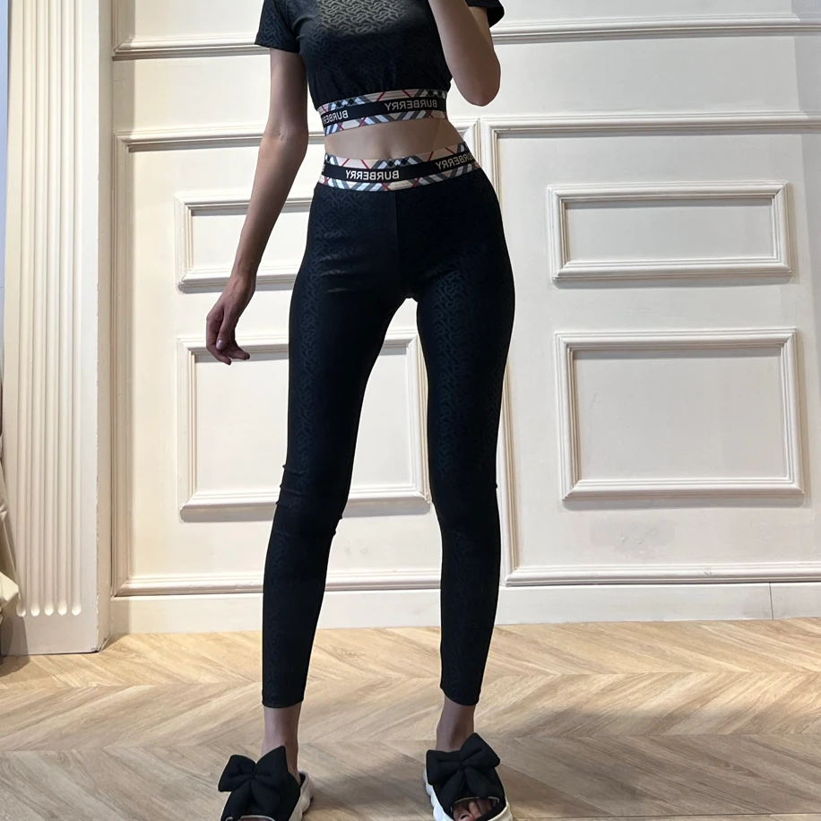 Burberry tayt takım