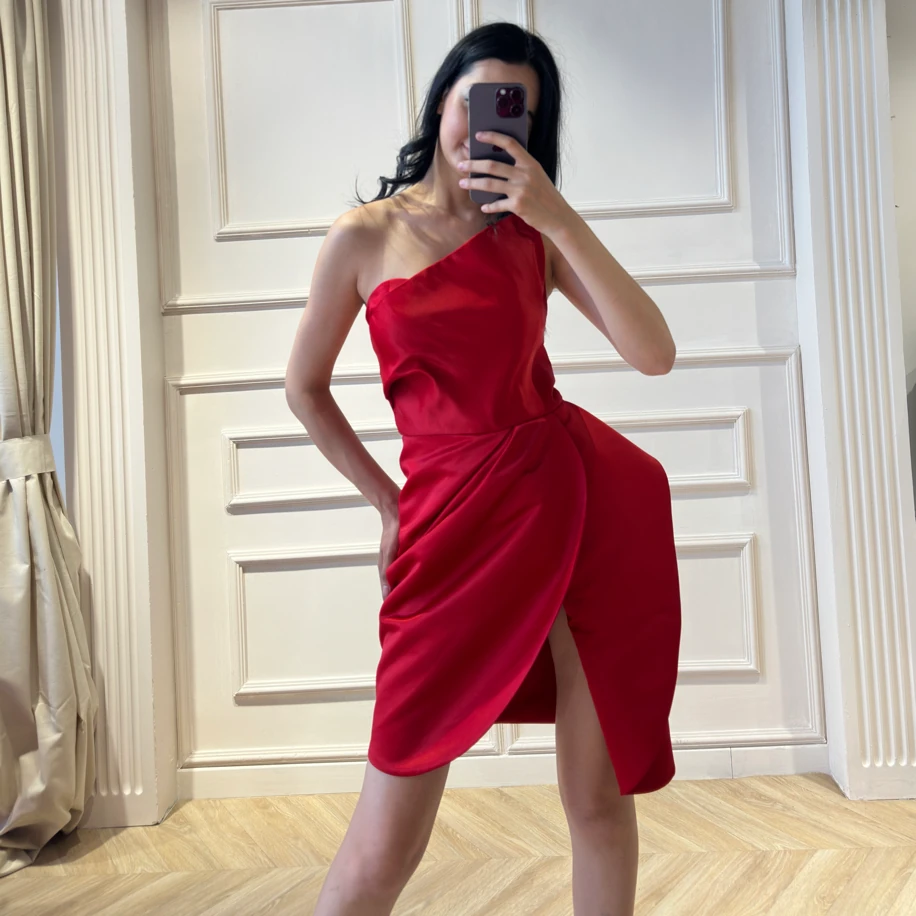 Asimetrik kesim mini elbise