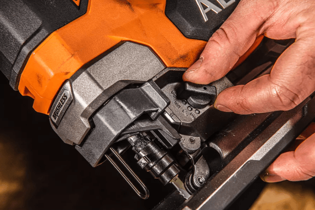 AEG 18 V KÖMÜRSÜZ AKÜLÜ DEKUPAJ