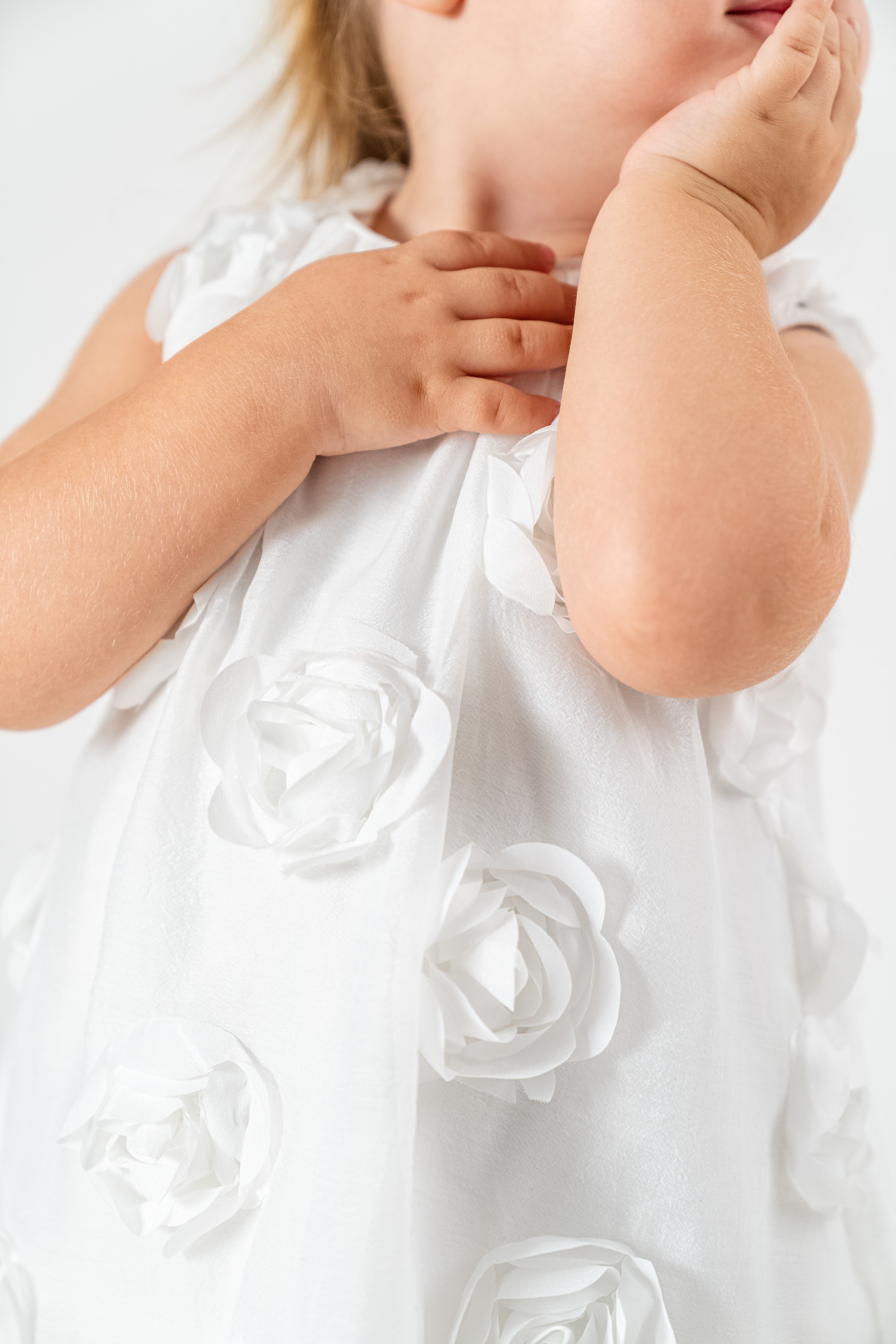Beyaz Gül Aplikeli Bebek Elbisesi