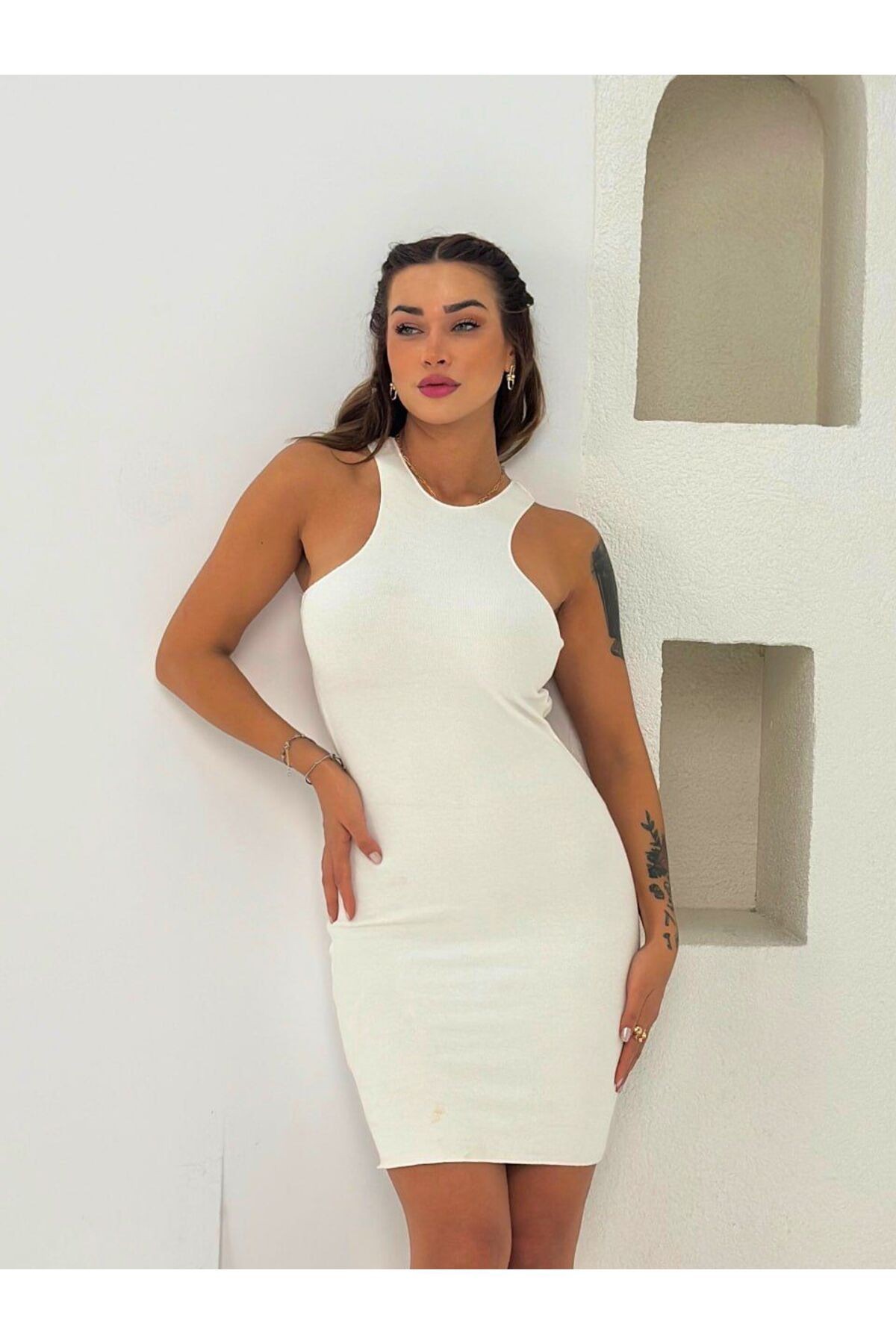 Vücuda Oturan Sırt Dekolteli Mini Elbise - Beyaz