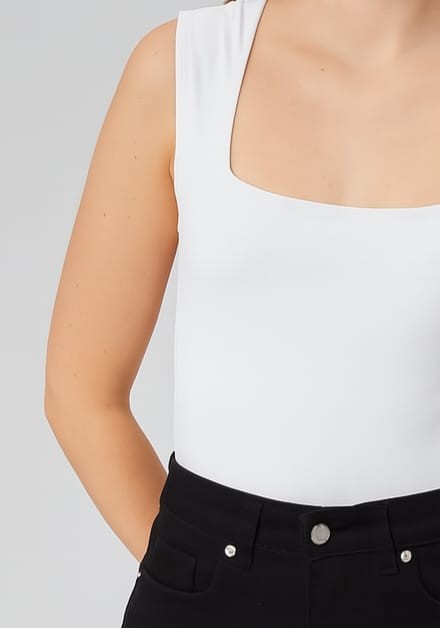 Astarlı Sıfır Kol Kare Yaka Dekolteli Çıtçıtlı Bodysuit - Beyaz