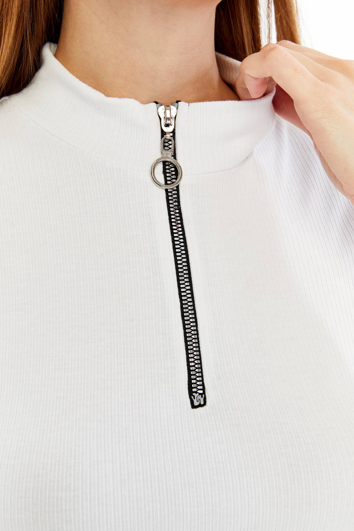 Kadın Kısa Kollu Yarım Fermuarlı Slim Fit Tshirt - beyaz1