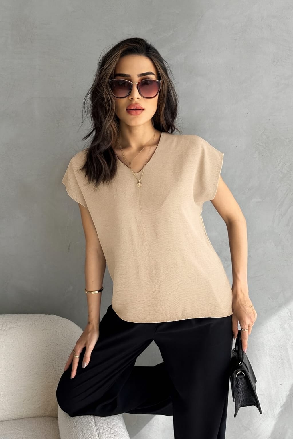 Ayrobin V Yaka Pervazlı Kısa Kollu Bluz