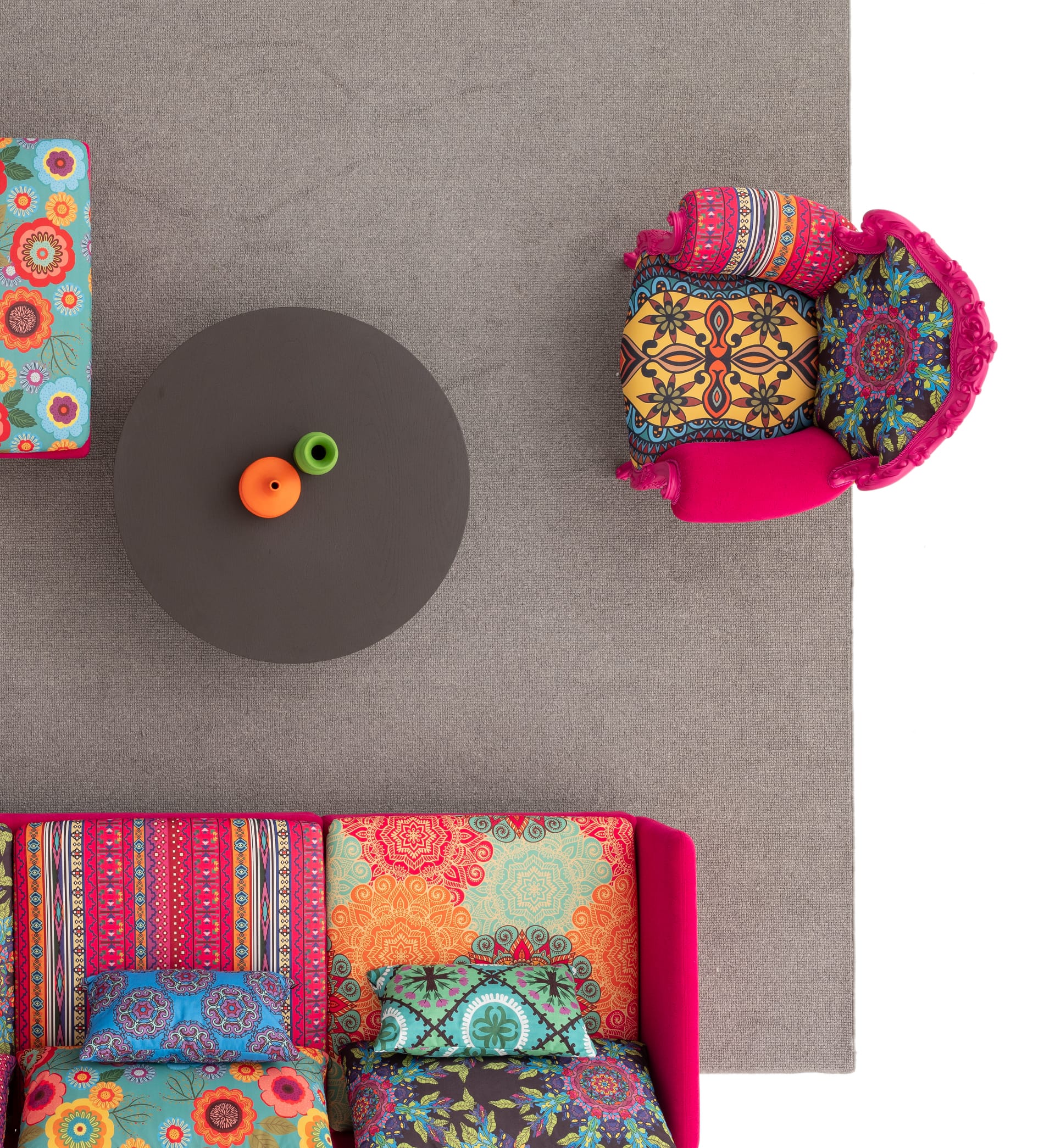 Koyu Renk Koltuk Kırlent Uyumu