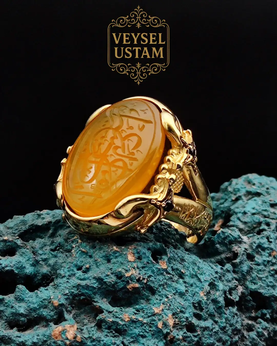 Sarı Akik üzerine اِنَّ مَعَ الْعُسْرِ يُسْرًاۜ İnşirâh Sûresi 6. Ayeti Muhakkak güçlükle bir beraber kolaylık vardır.