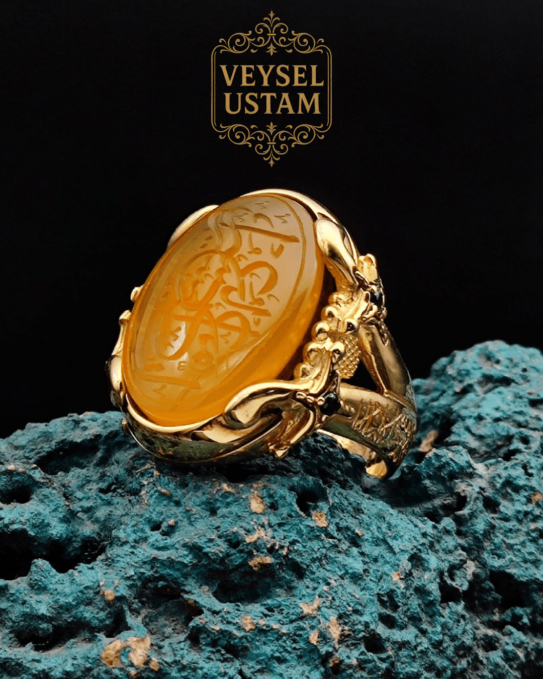 Sarı Akik üzerine اِنَّ مَعَ الْعُسْرِ يُسْرًاۜ İnşirâh Sûresi 6. Ayeti Muhakkak güçlükle bir beraber kolaylık vardır.