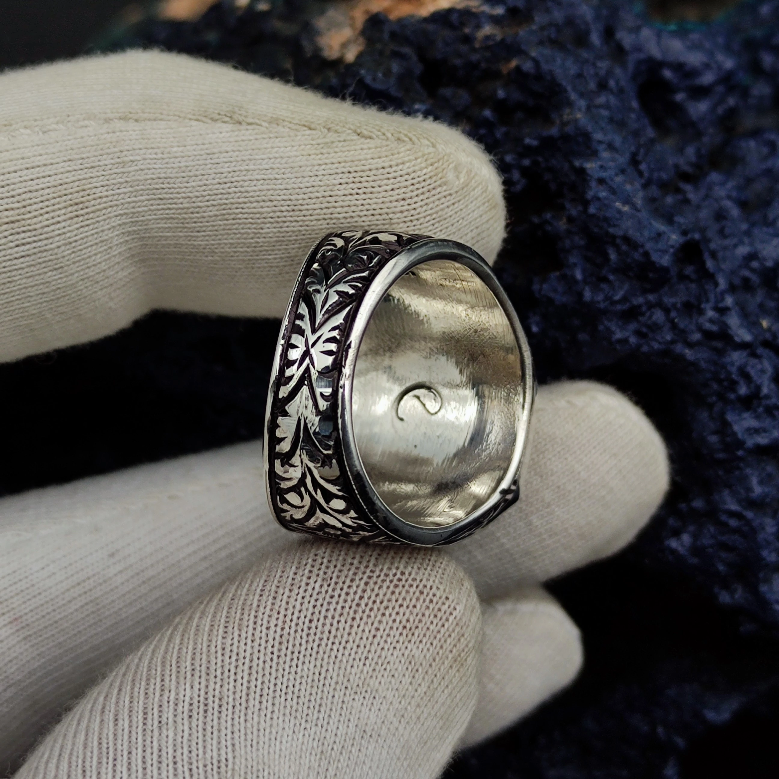 Sarı Akik Taşına HASBİYALLAHÜ LAİLAHE İLLA HÜVE ALEYHİ TEVEKKELTÜ VEHÜE RABBÜL ARŞİL AZİM İşlenmiştir. 925 Ayar Gümüş Özel İşcilikli Erkek Yüzüğü. 