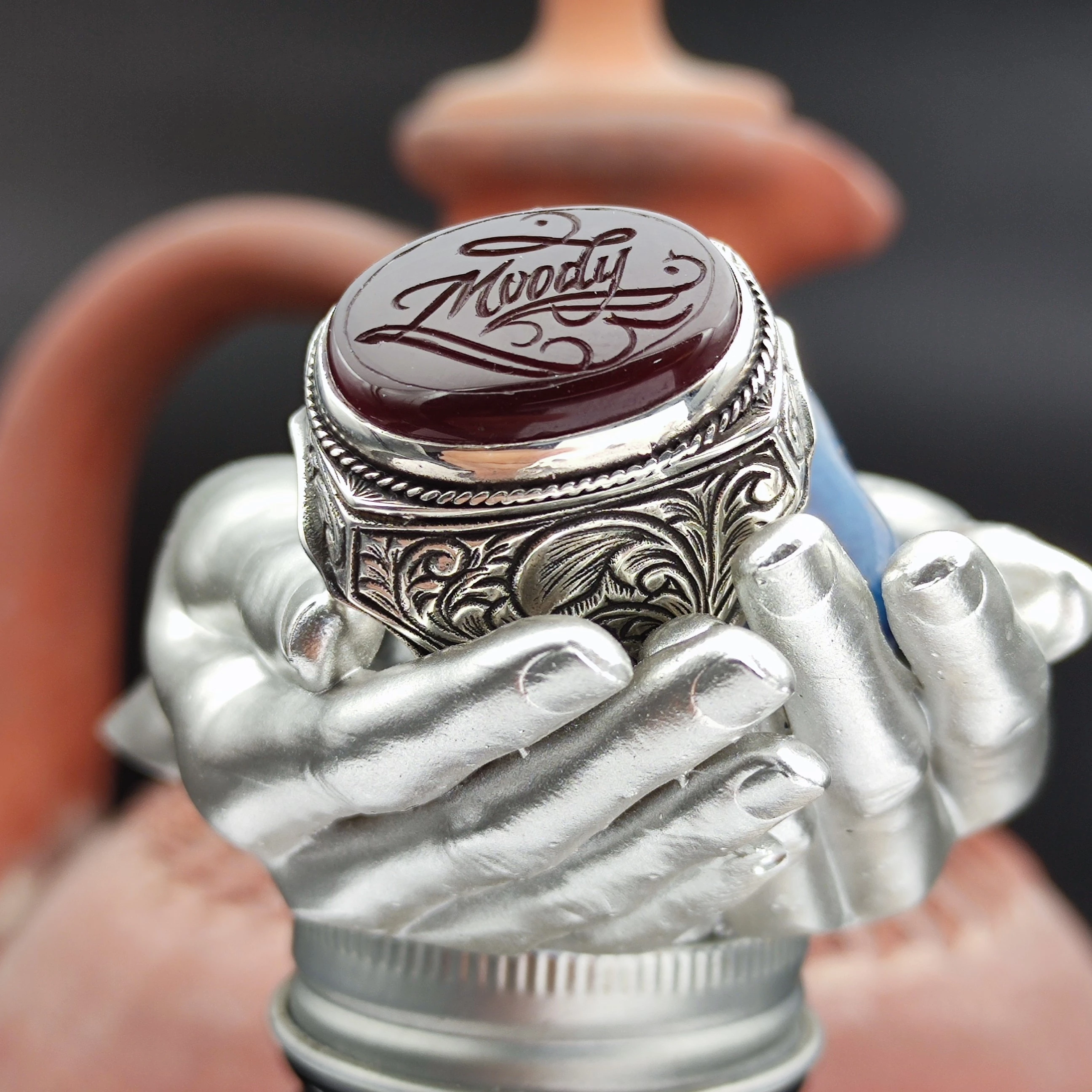 Kaligrafi Moody yazmaktadır, Kişiye Özel yapılmıştır. Sipariş verdikten sonra bizimle iletişime geçip Kaligrafi yapılacak ismi bize bildirin.