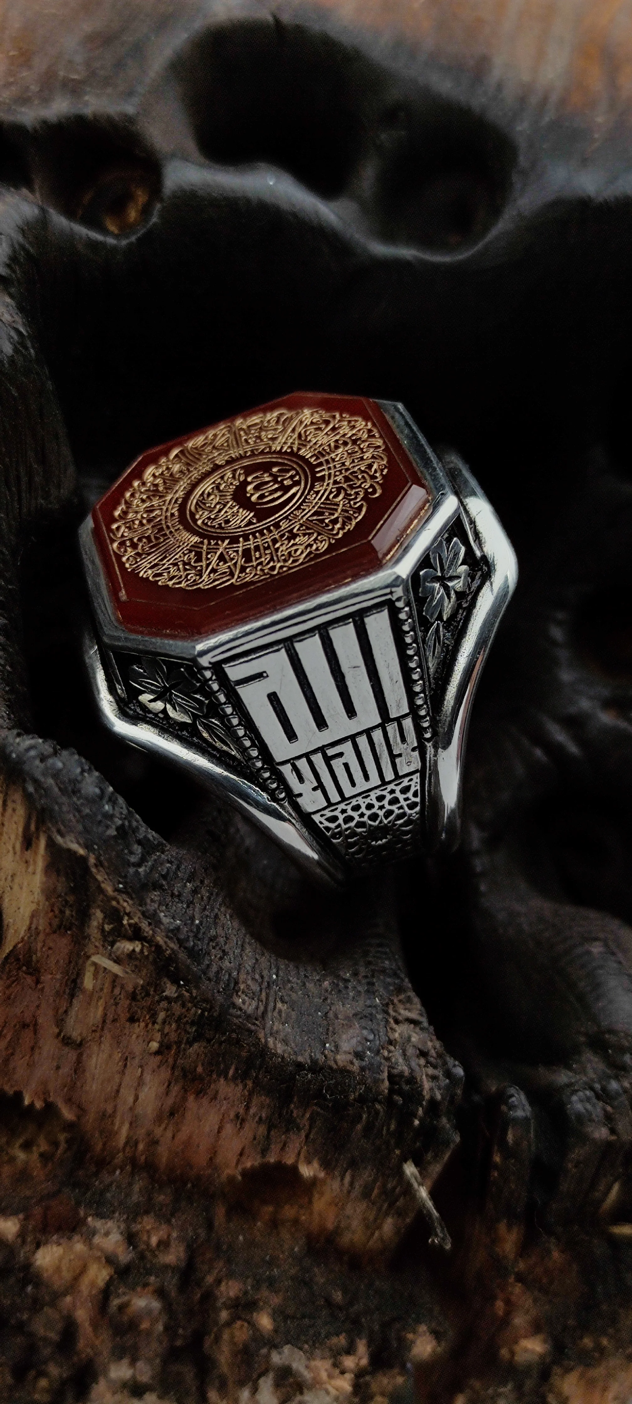 El İşi Akik Taşlı Ayet-el Kürsî Yüzük – Sekizgen Tasarım, Altın Kaplama Yazı, Kûfî Hatlı ve Selçuklu Motifli – Veysel Usta İmzalı