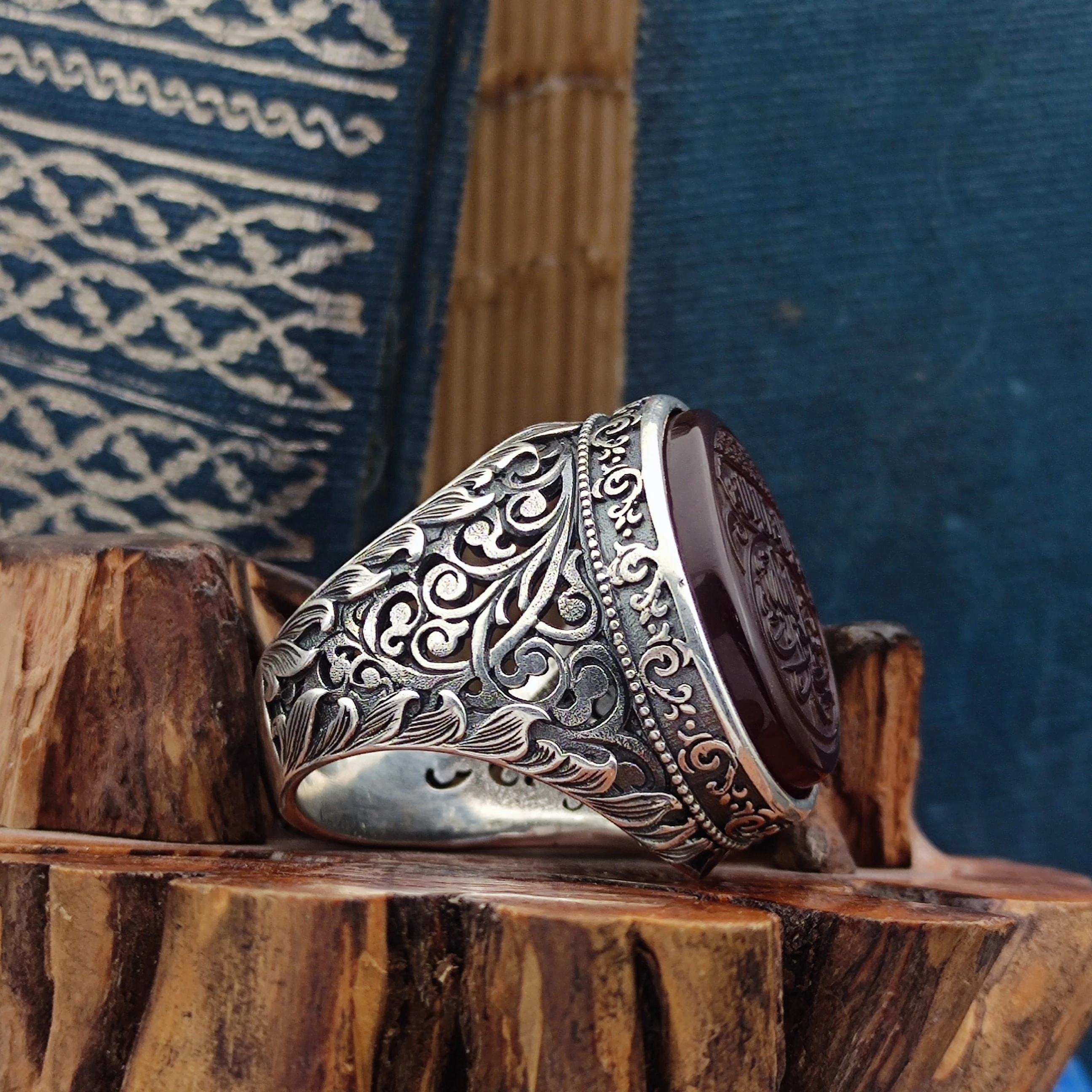 La ilahe illallah Muhammedun Rasulallah Akik Taşının üzerine İşlenmiştir, 925 Ayar Özel İşcilik Erkek Yüzüğü