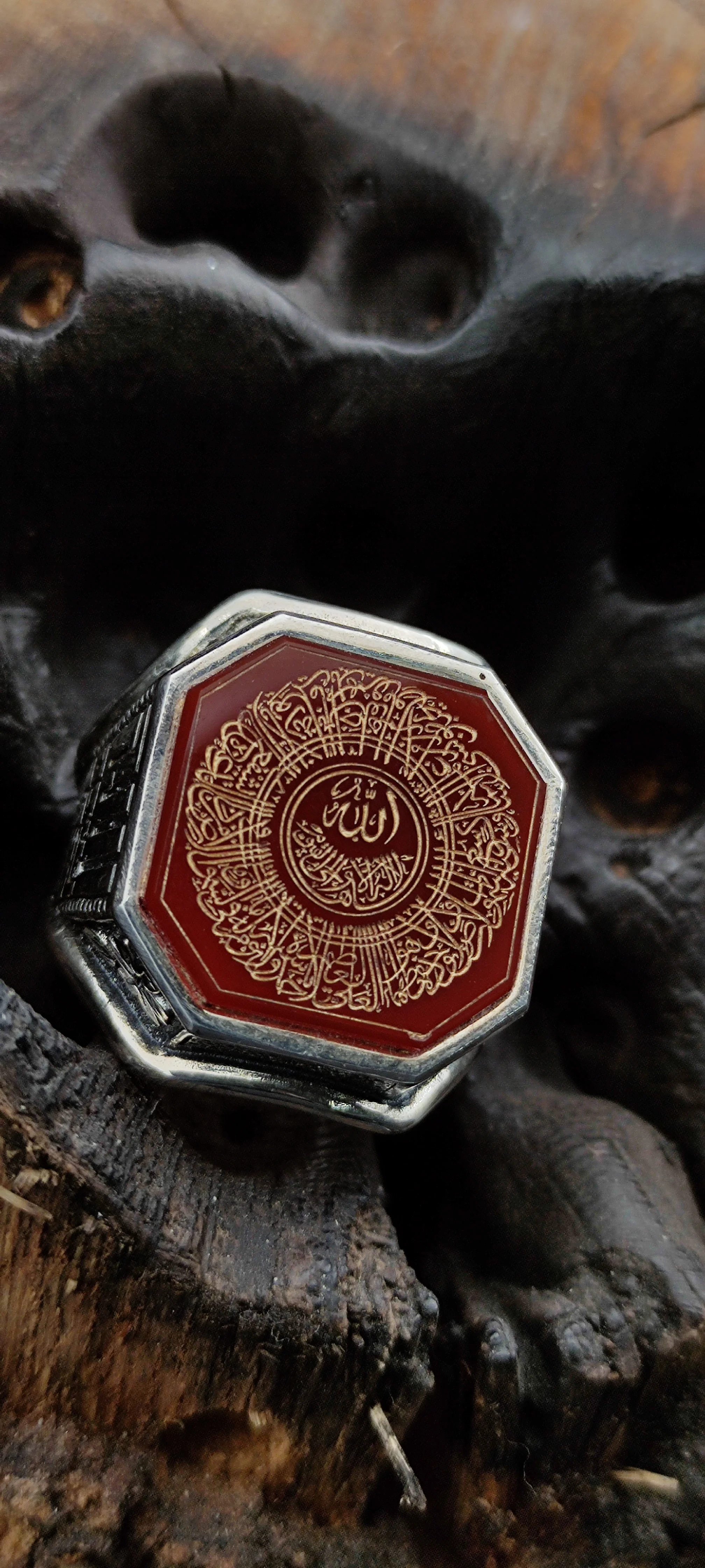 El İşi Akik Taşlı Ayet-el Kürsî Yüzük – Sekizgen Tasarım, Altın Kaplama Yazı, Kûfî Hatlı ve Selçuklu Motifli – Veysel Usta İmzalı