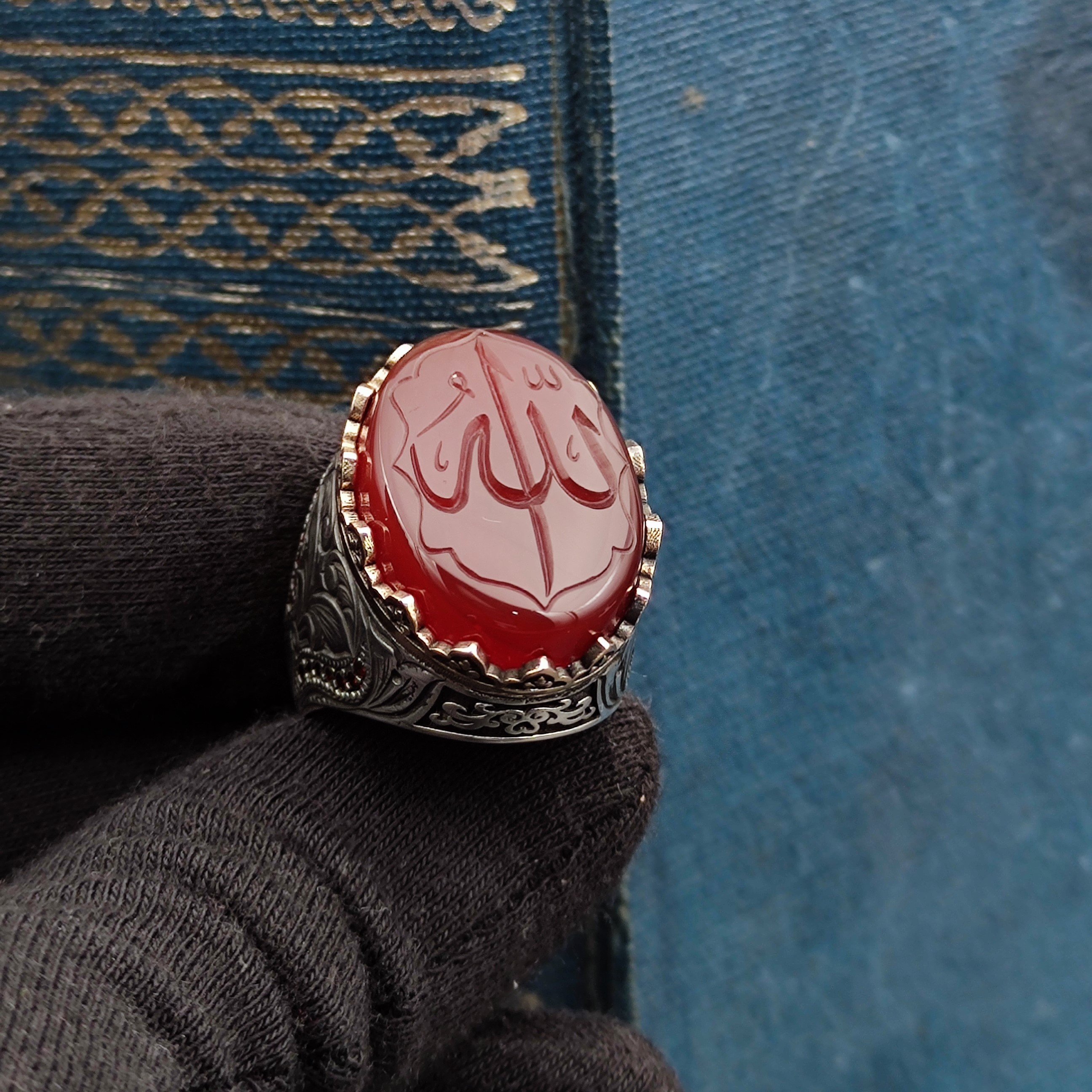 Akik Taşının üzerine ALLAH lafzı Kazınmıştır, 925 Ayar Özel İşcilikli Gümüş Erkek Yüzüğü.