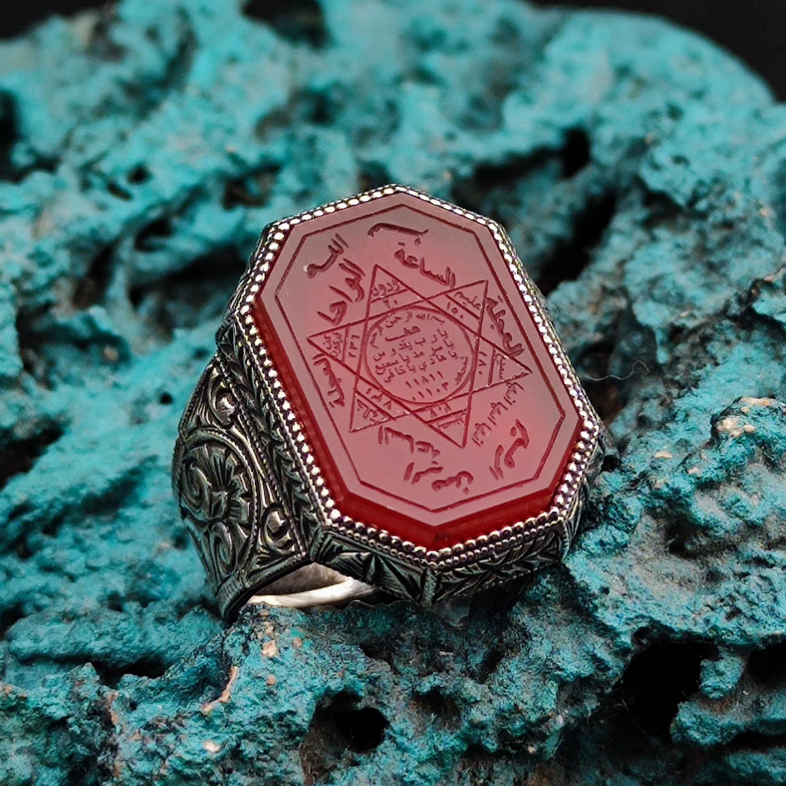 Akik taşının üzerine Tasavvuf "Hiç" Kazınmıştır. 925 Ayar Gümüş Erkek Yüzüğü.