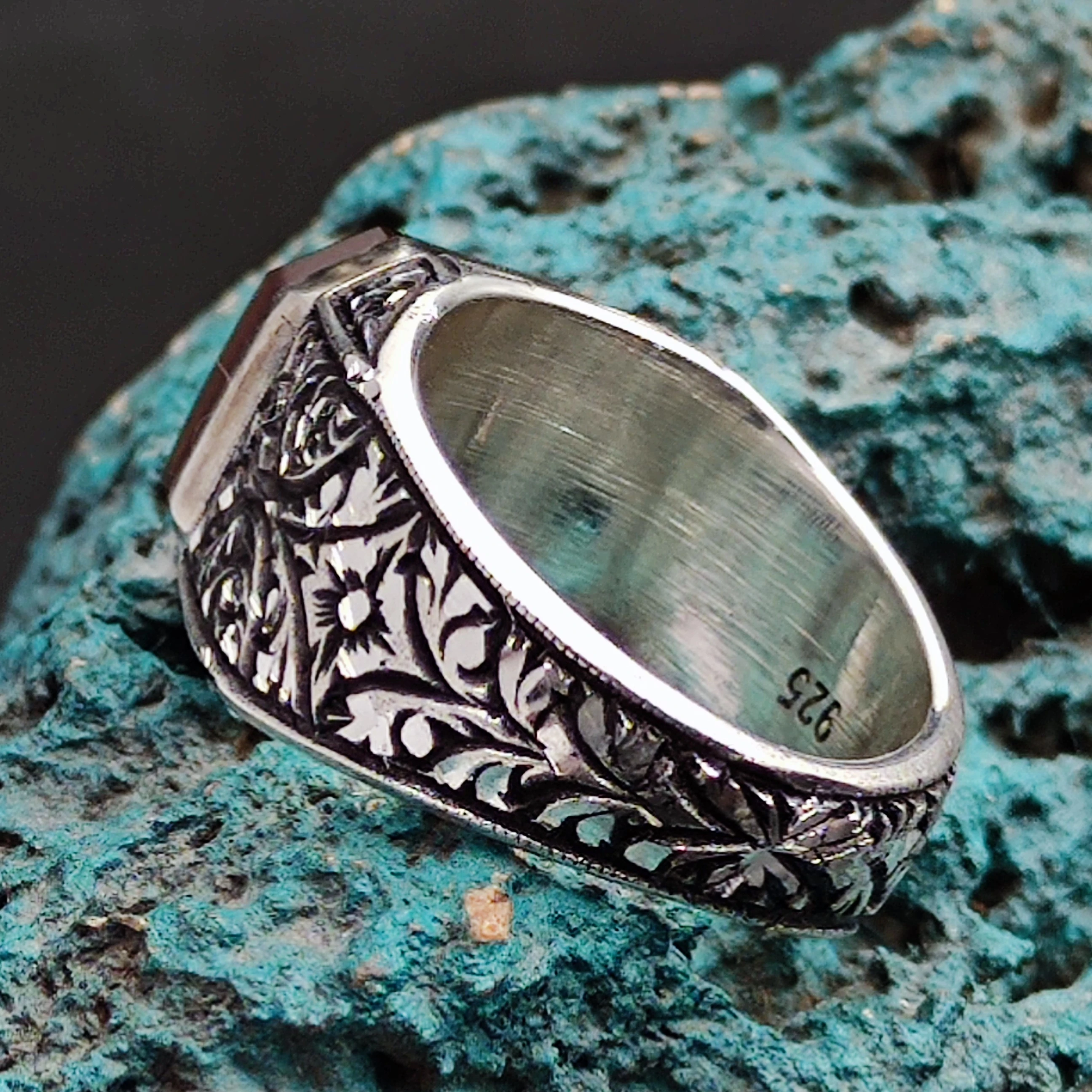 Siyah Onix Taşına La Galibe İllallah İşlenmiştir. 925 Ayar Gümüş Özel İşcilikli Erkek Yüzüğü.