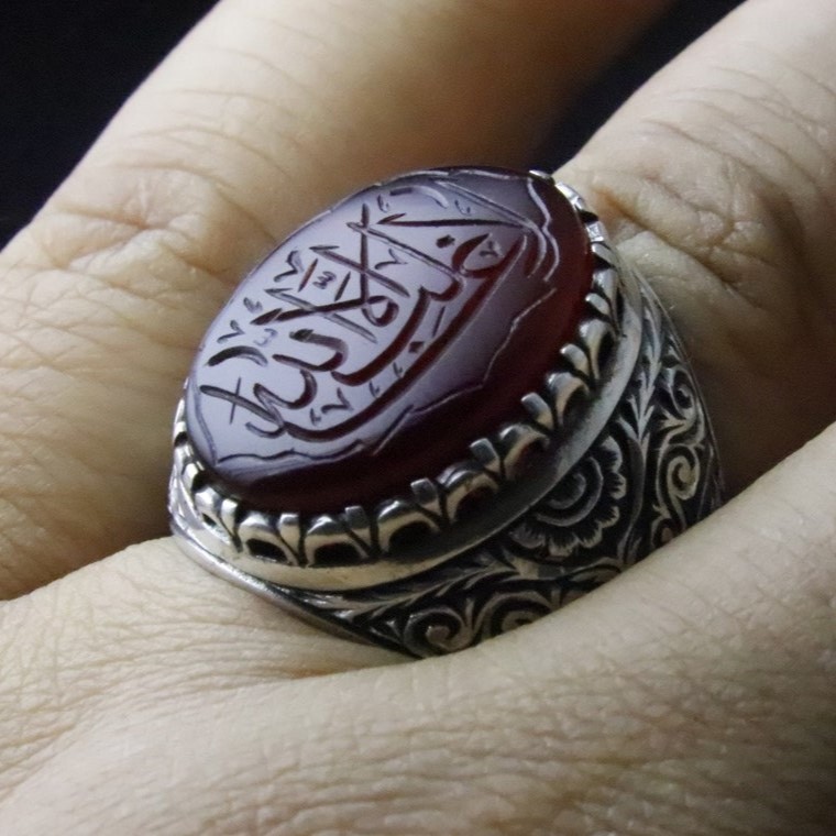 Kırmızı Akik Taşına La Galibe İllallah İşlenmiştir. 925 Ayar Gümüş Özel İşcilikli Erkek Yüzüğü.