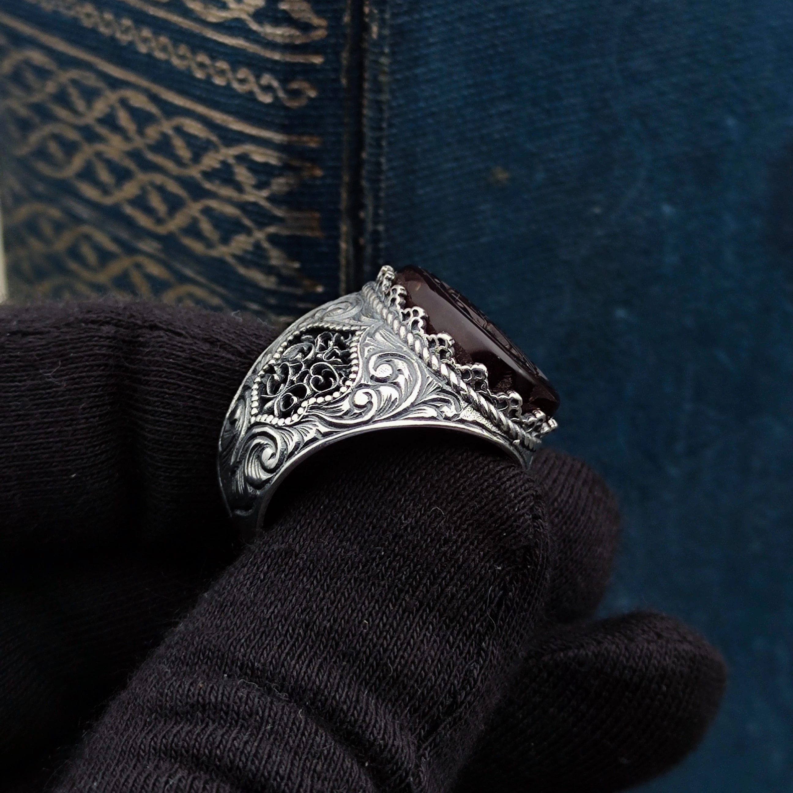 Akik taşına Kaligrafi Hat Sanatı ile Bismillâhirrahmânirrahîm Kazınmıştır. 925 Ayar Gümüş Erkek Yüzüğü.