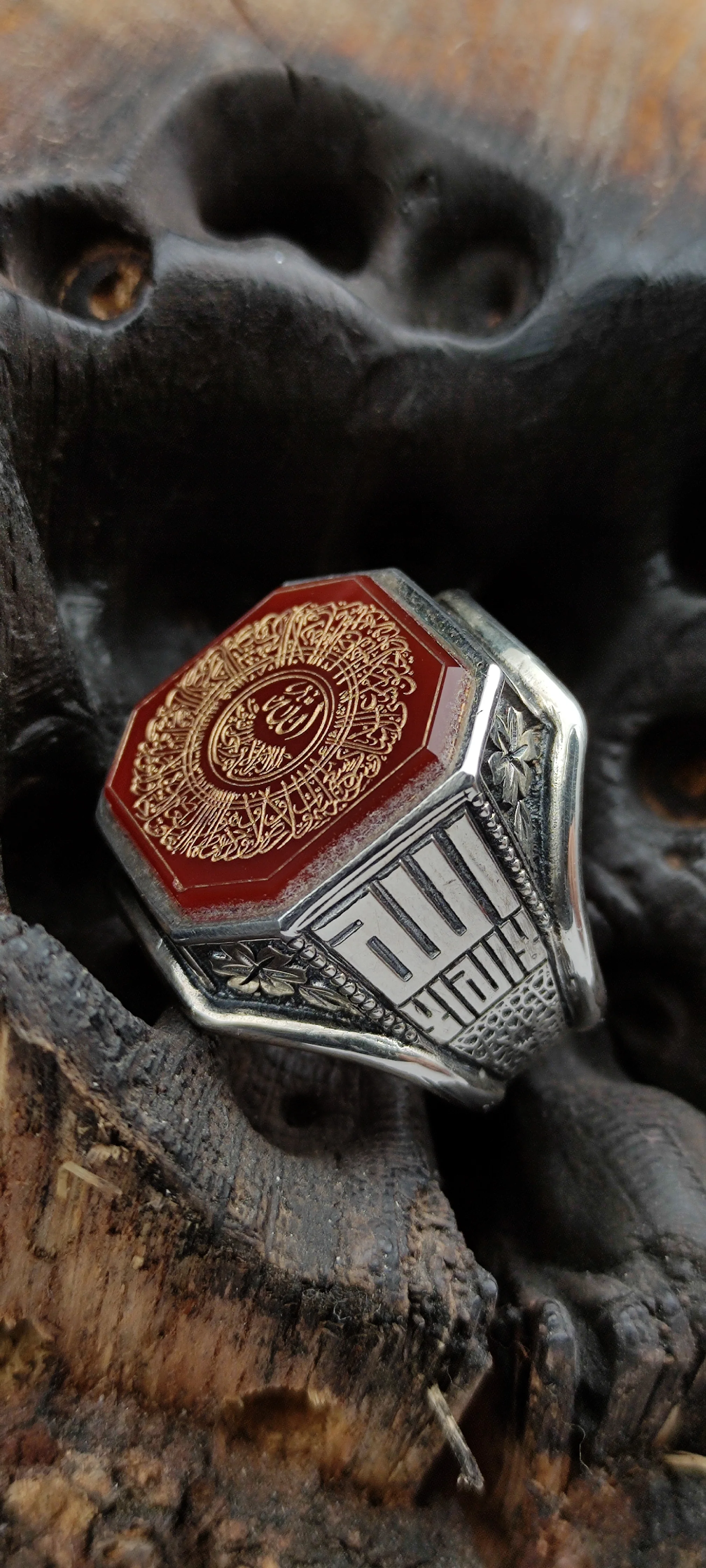 El İşi Akik Taşlı Ayet-el Kürsî Yüzük – Sekizgen Tasarım, Altın Kaplama Yazı, Kûfî Hatlı ve Selçuklu Motifli – Veysel Usta İmzalı