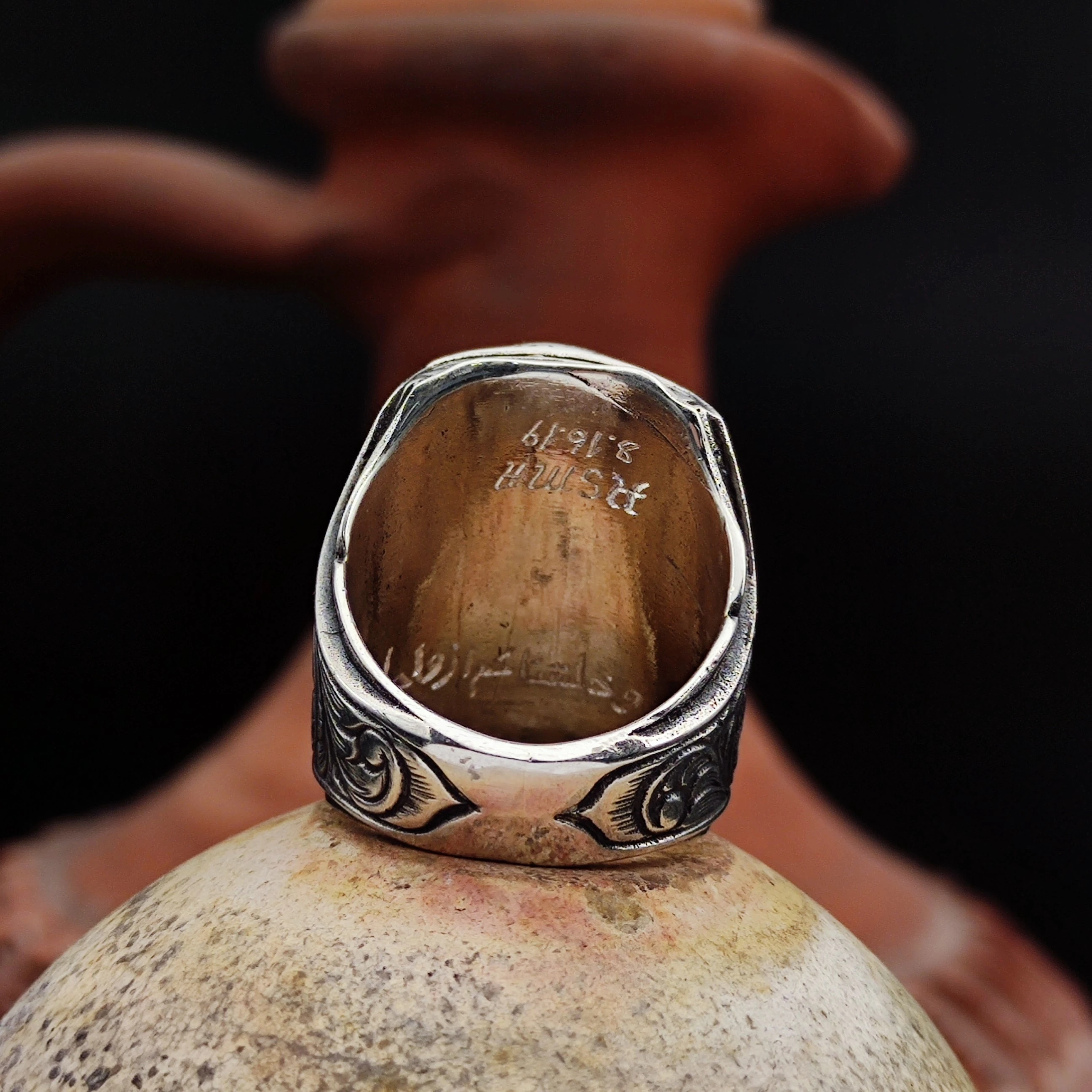 Kaligrafi Moody yazmaktadır, Kişiye Özel yapılmıştır. Sipariş verdikten sonra bizimle iletişime geçip Kaligrafi yapılacak ismi bize bildirin.