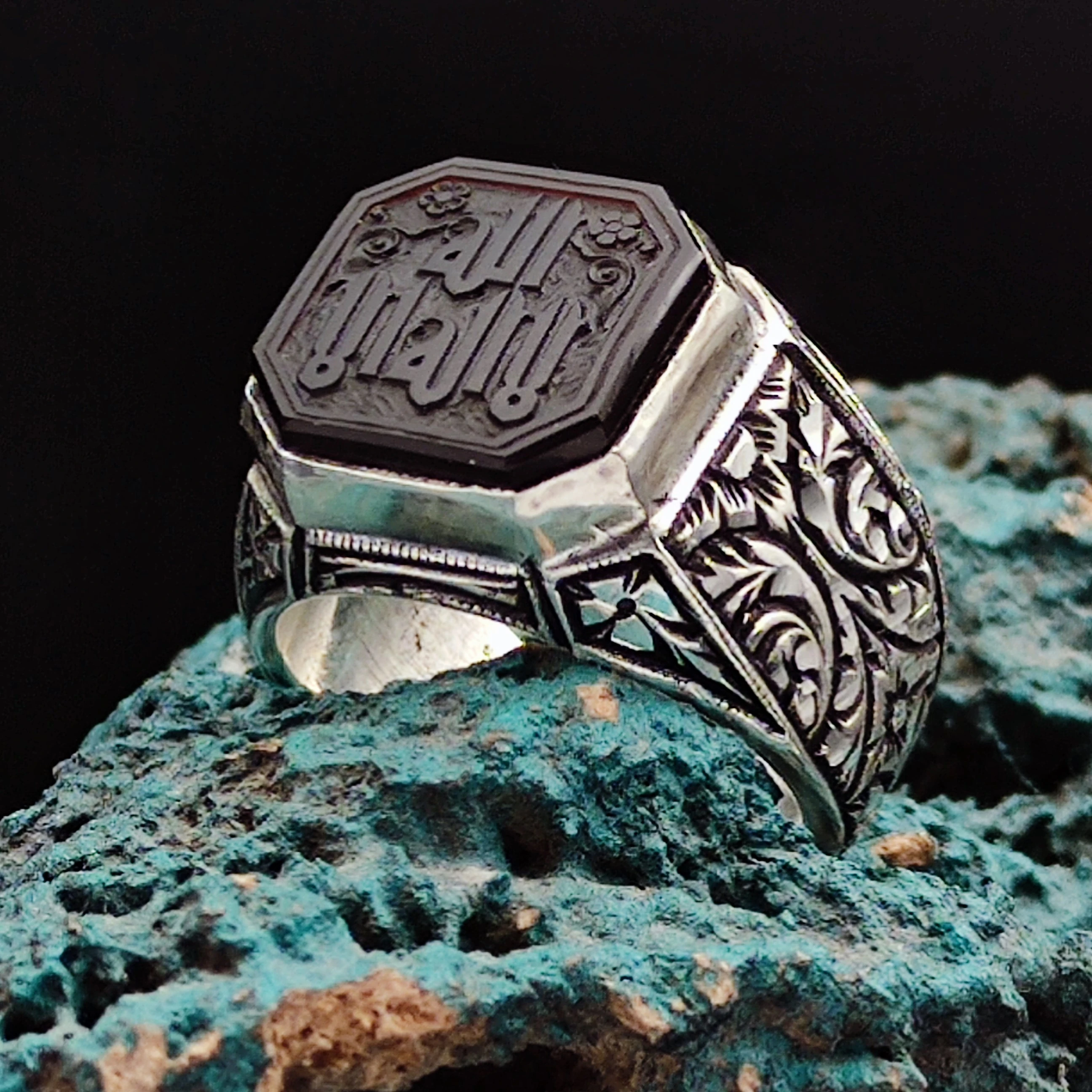 Siyah Onix Taşına La Galibe İllallah İşlenmiştir. 925 Ayar Gümüş Özel İşcilikli Erkek Yüzüğü.