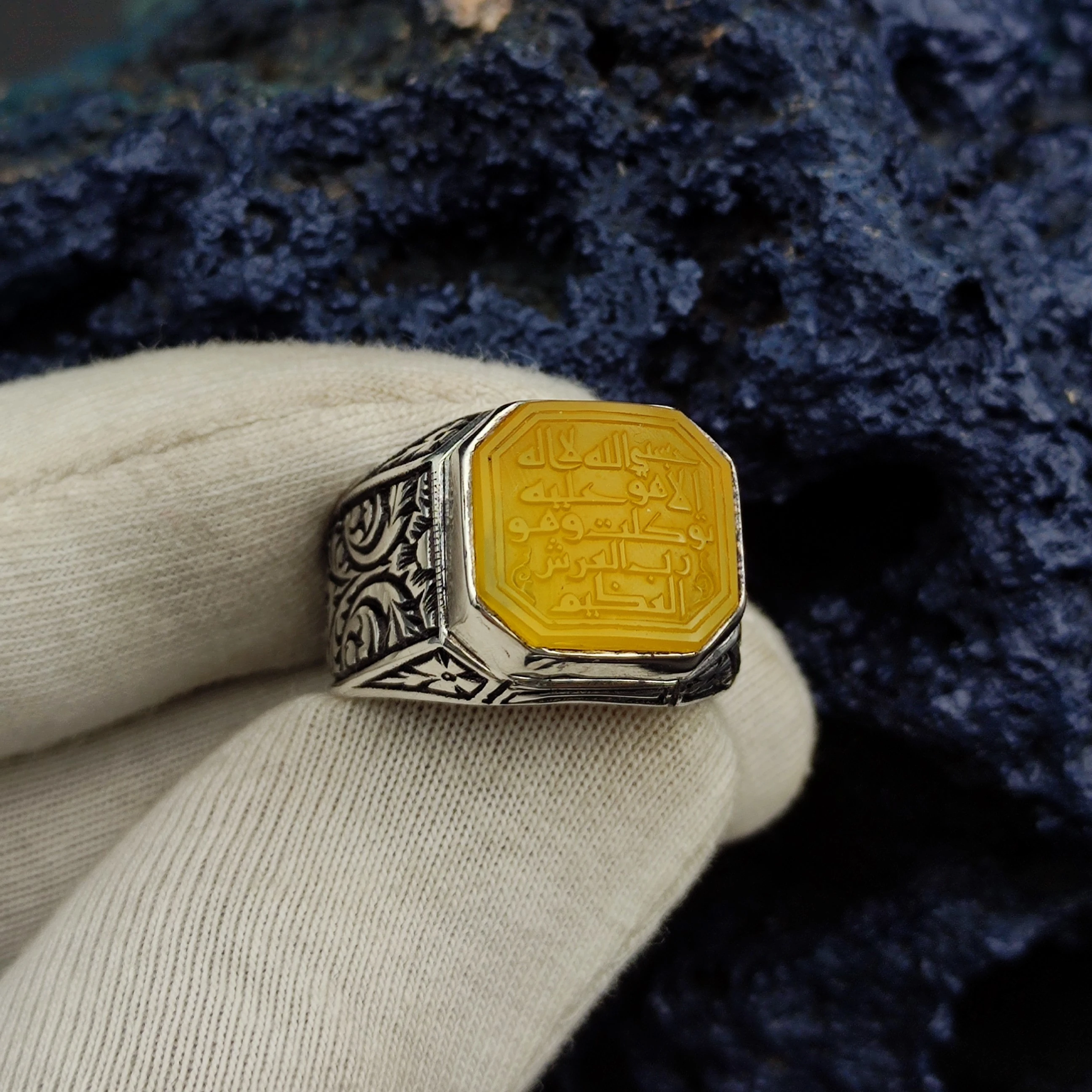 Sarı Akik Taşına HASBİYALLAHÜ LAİLAHE İLLA HÜVE ALEYHİ TEVEKKELTÜ VEHÜE RABBÜL ARŞİL AZİM İşlenmiştir. 925 Ayar Gümüş Özel İşcilikli Erkek Yüzüğü. 