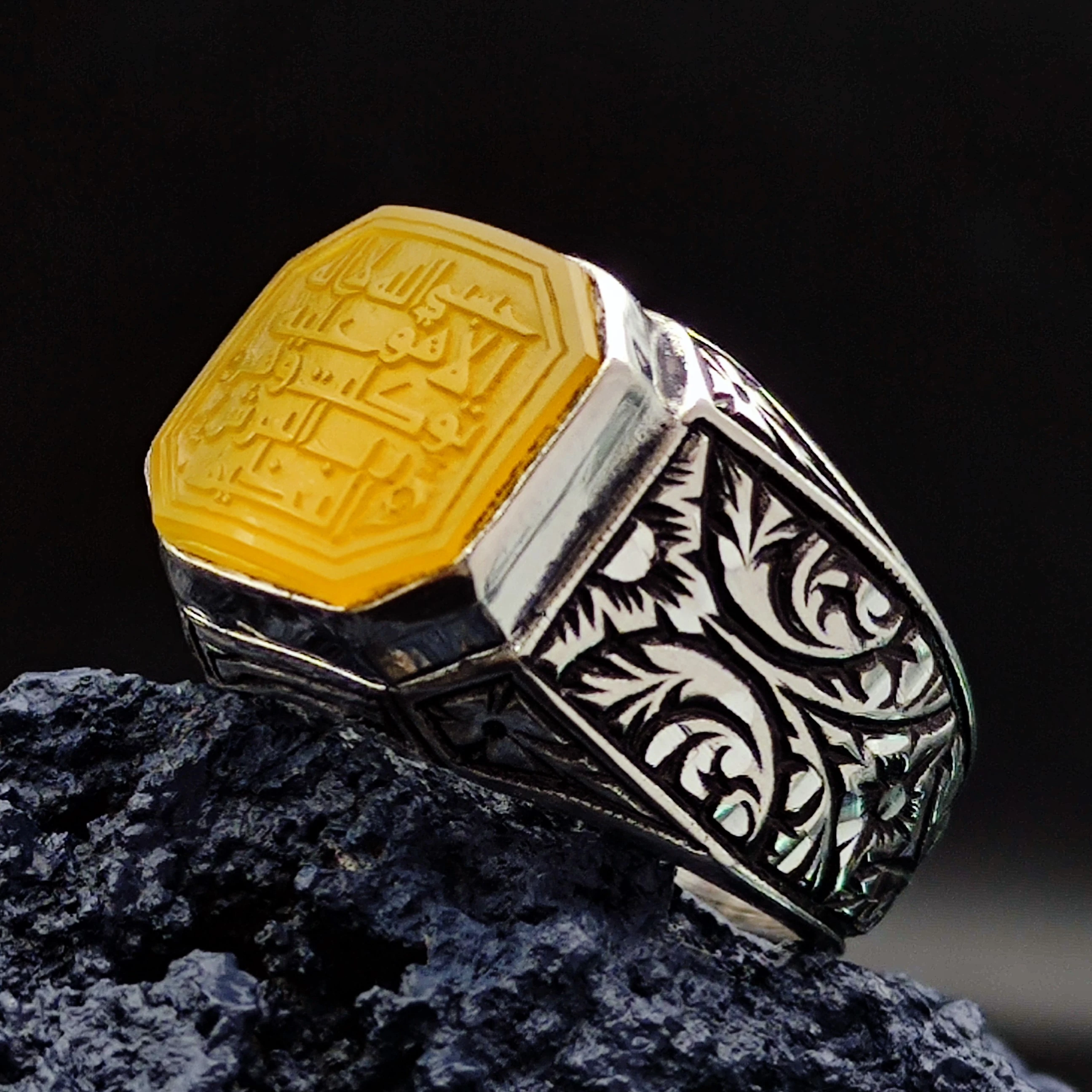 Sarı Akik Taşına HASBİYALLAHÜ LAİLAHE İLLA HÜVE ALEYHİ TEVEKKELTÜ VEHÜE RABBÜL ARŞİL AZİM İşlenmiştir. 925 Ayar Gümüş Özel İşcilikli Erkek Yüzüğü. 