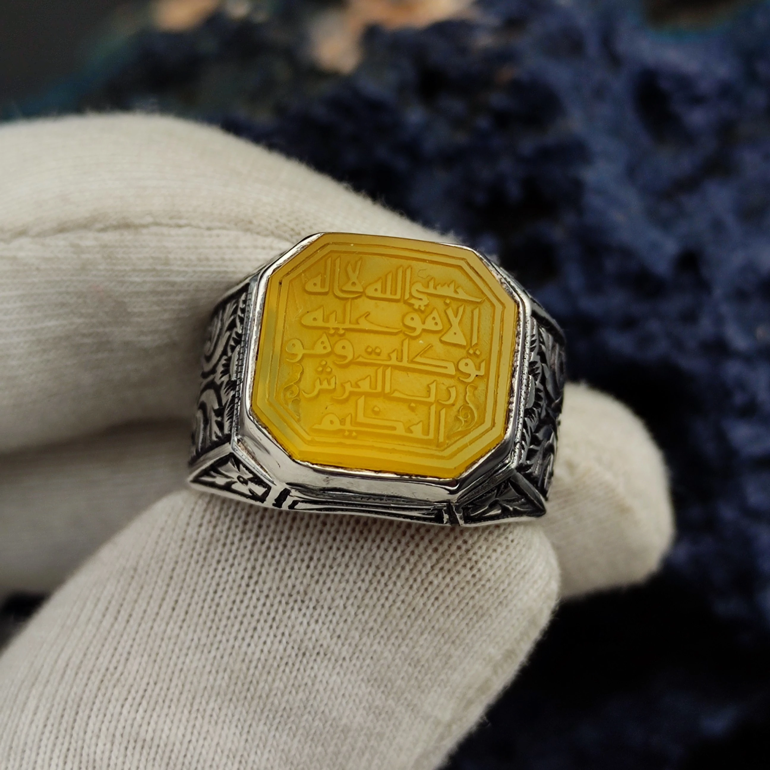 Sarı Akik Taşına HASBİYALLAHÜ LAİLAHE İLLA HÜVE ALEYHİ TEVEKKELTÜ VEHÜE RABBÜL ARŞİL AZİM İşlenmiştir. 925 Ayar Gümüş Özel İşcilikli Erkek Yüzüğü. 