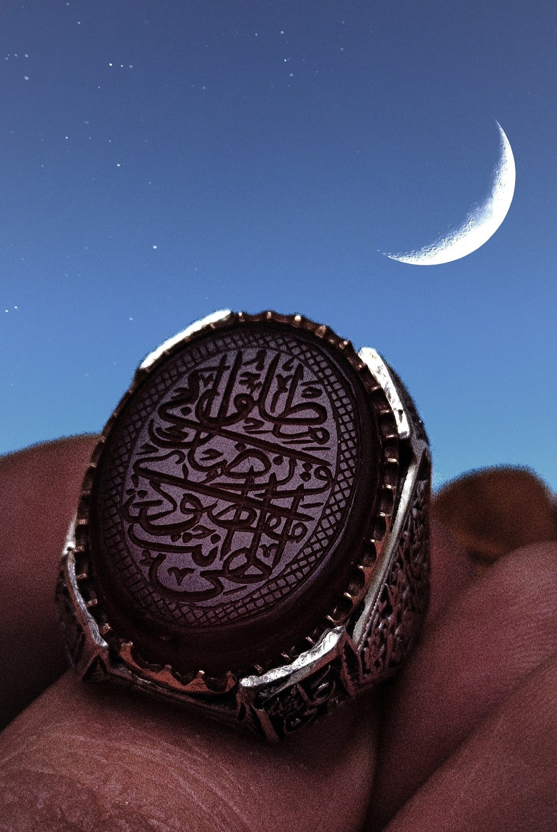 İlahi Ente Maksudi ve Rızake Matlubi, Kırmızı Akik Taşı üzerine Kazınmıştır. 925 Ayar Özel İşcilikli Gümüş Erkek Yüzüğü.