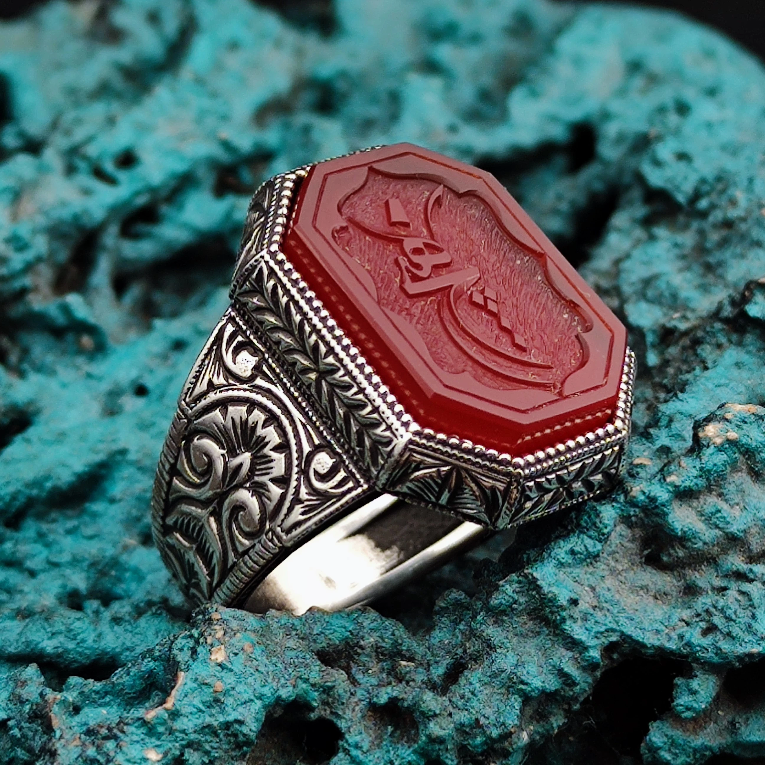 Akik taşının üzerine Tasavvuf "Hiç" Kazınmıştır. 925 Ayar Gümüş Erkek Yüzüğü.