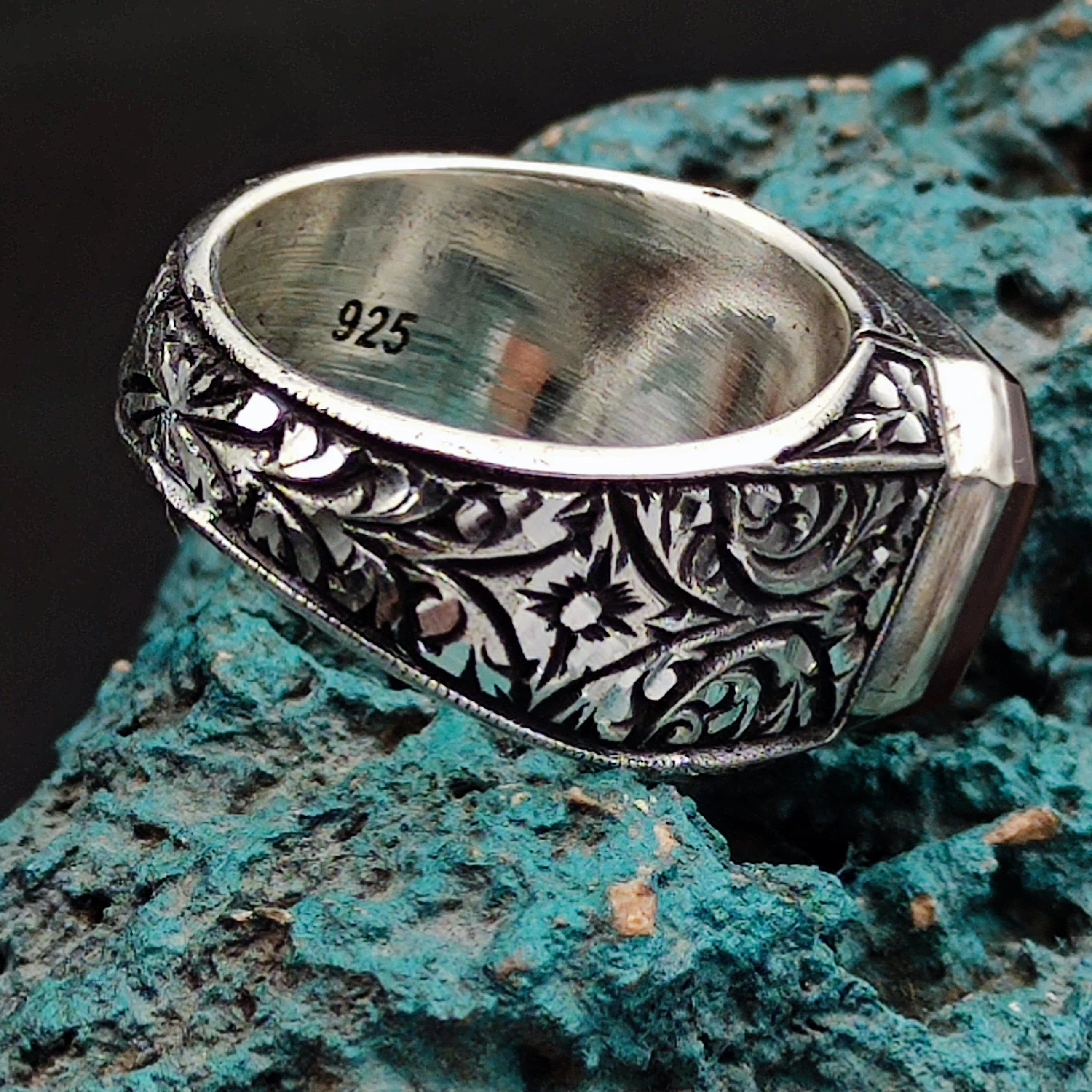 Siyah Onix Taşına La Galibe İllallah İşlenmiştir. 925 Ayar Gümüş Özel İşcilikli Erkek Yüzüğü.