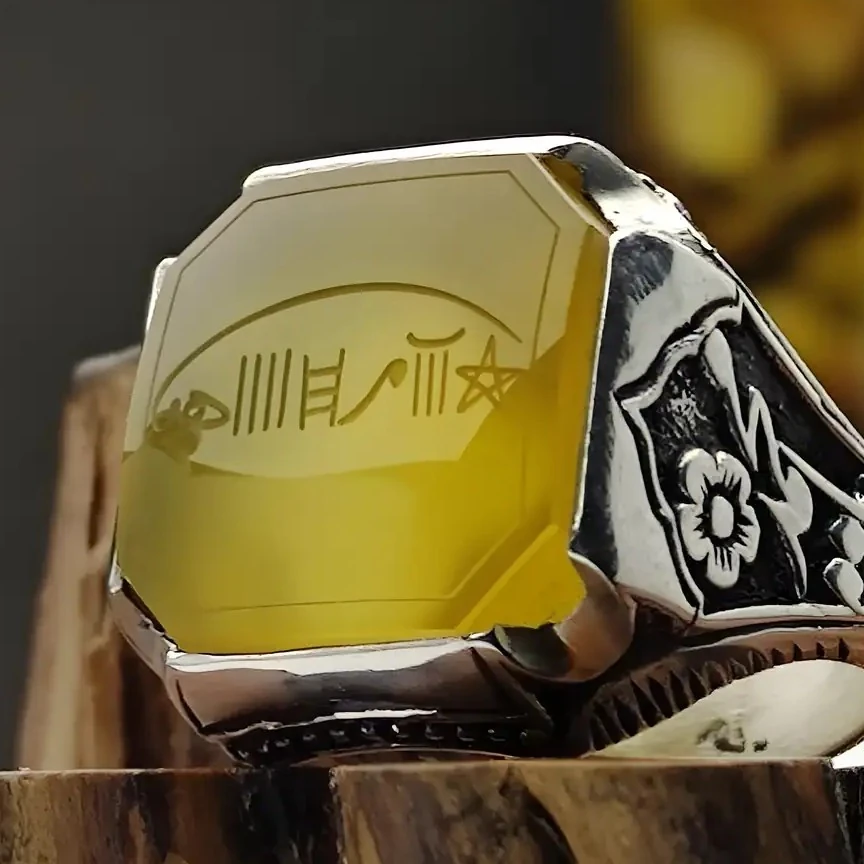 Şeref El-Şams, Sarı Akik Taşının üzerine El Oyması Kazınmıştır. Manevi Tılsımı çok yüksektir. 925 Ayar Özel İşcilikli Gümüş Erkek Yüzüğü.