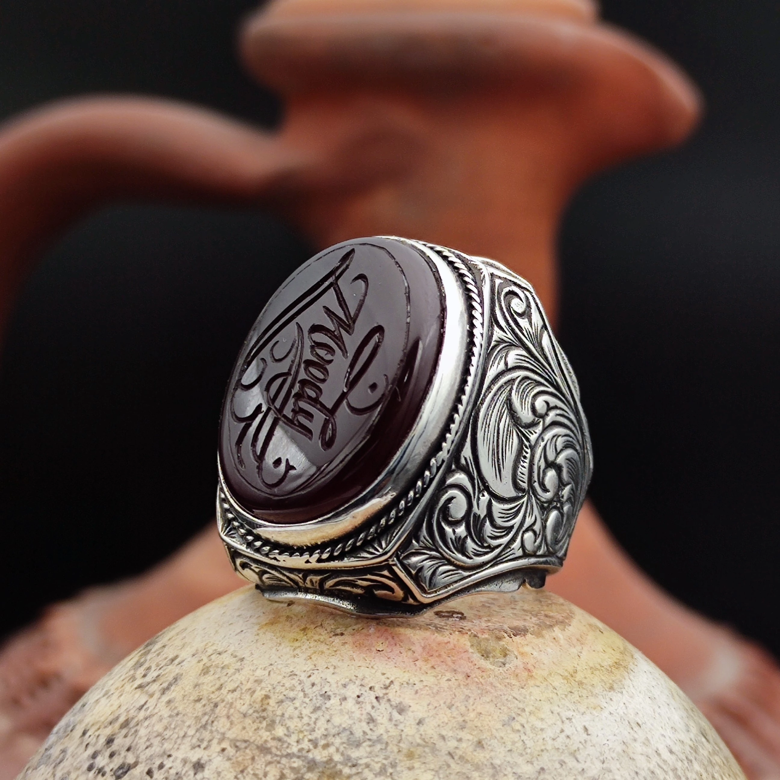 Kaligrafi Moody yazmaktadır, Kişiye Özel yapılmıştır. Sipariş verdikten sonra bizimle iletişime geçip Kaligrafi yapılacak ismi bize bildirin.