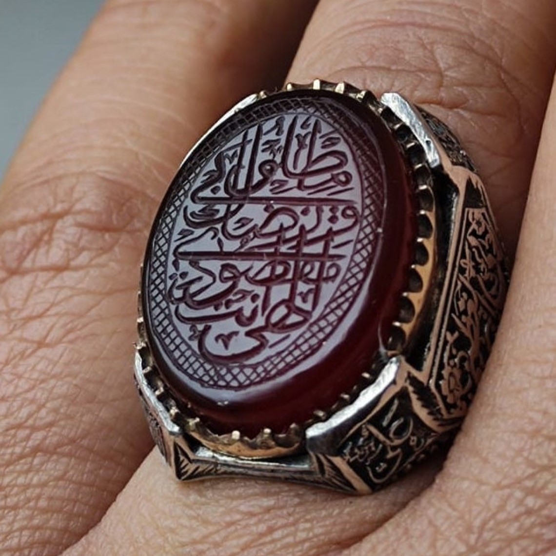 İlahi Ente Maksudi ve Rızake Matlubi, Kırmızı Akik Taşı üzerine Kazınmıştır. 925 Ayar Özel İşcilikli Gümüş Erkek Yüzüğü.