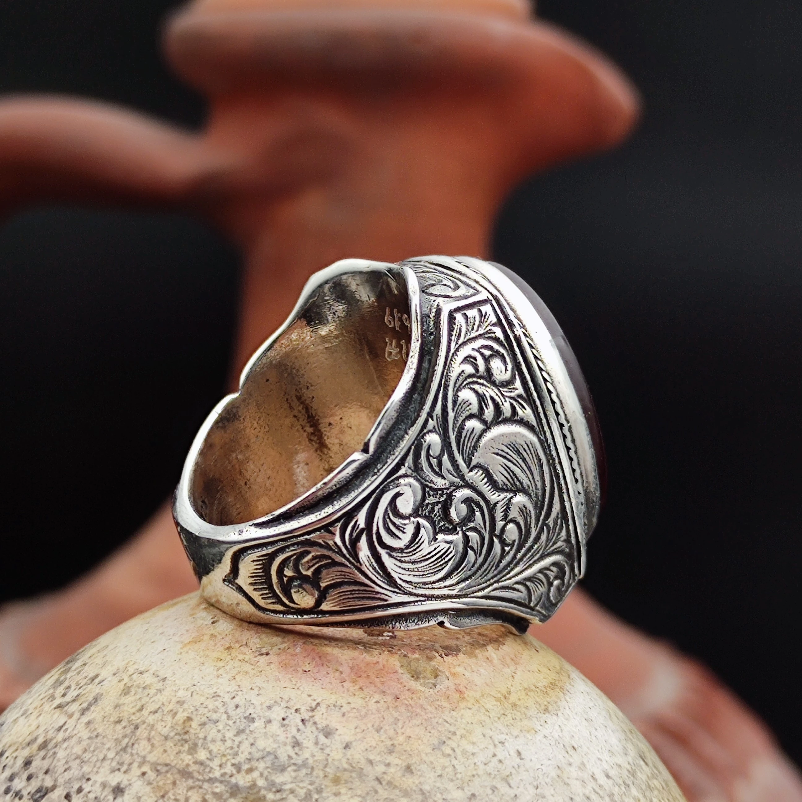 Kaligrafi Moody yazmaktadır, Kişiye Özel yapılmıştır. Sipariş verdikten sonra bizimle iletişime geçip Kaligrafi yapılacak ismi bize bildirin.