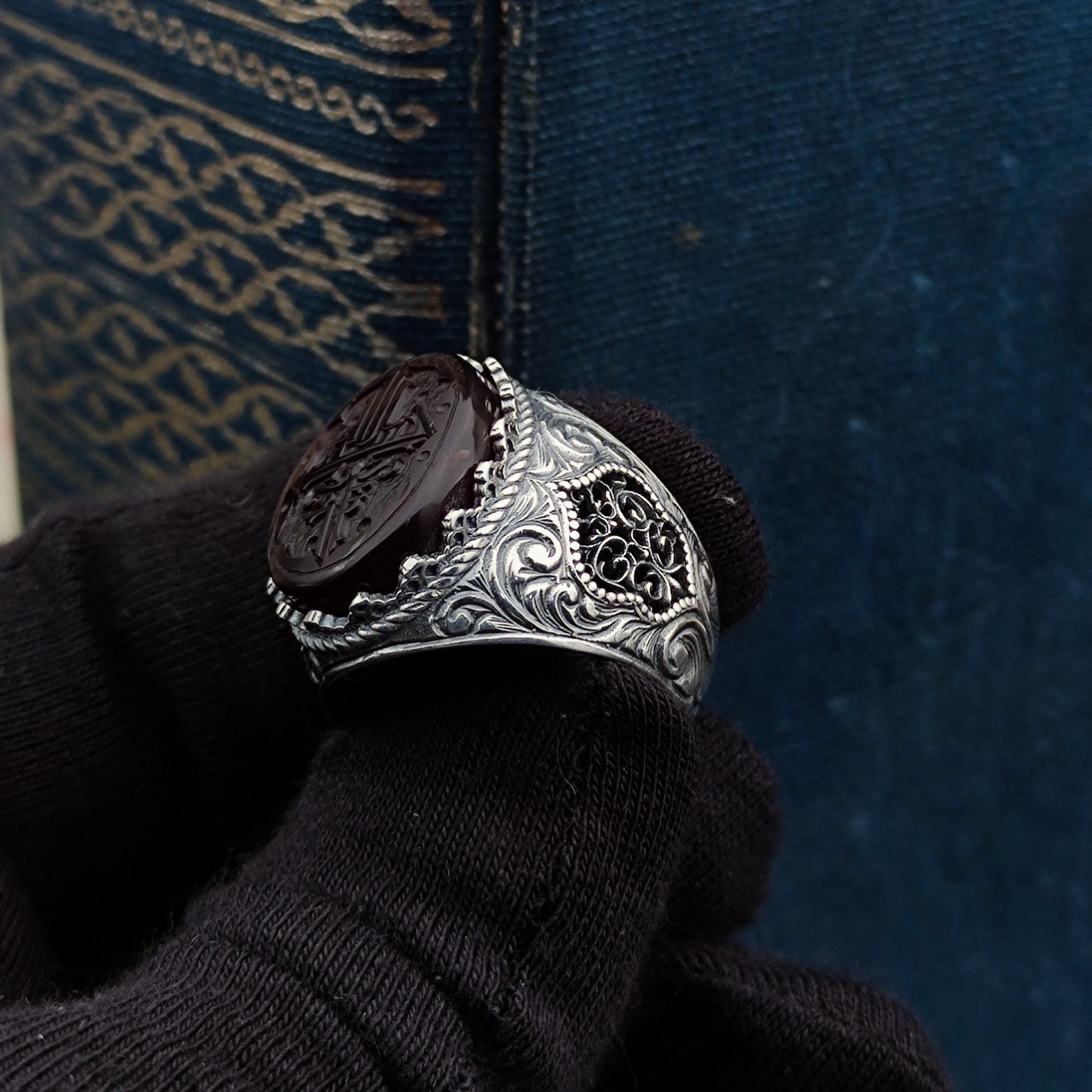 Akik taşına Kaligrafi Hat Sanatı ile Bismillâhirrahmânirrahîm Kazınmıştır. 925 Ayar Gümüş Erkek Yüzüğü.