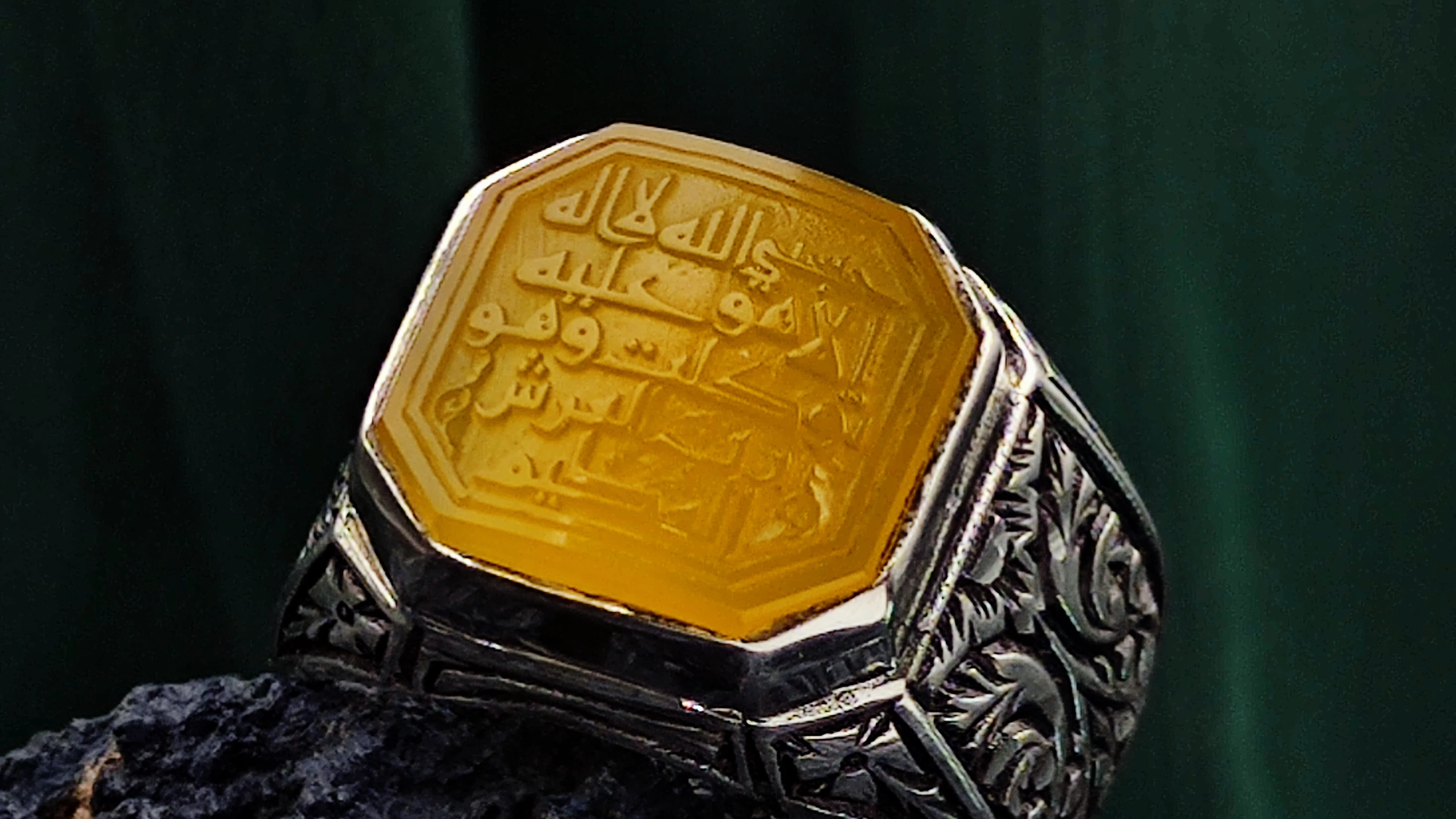 Sarı Akik Taşına HASBİYALLAHÜ LAİLAHE İLLA HÜVE ALEYHİ TEVEKKELTÜ VEHÜE RABBÜL ARŞİL AZİM İşlenmiştir. 925 Ayar Gümüş Özel İşcilikli Erkek Yüzüğü. 