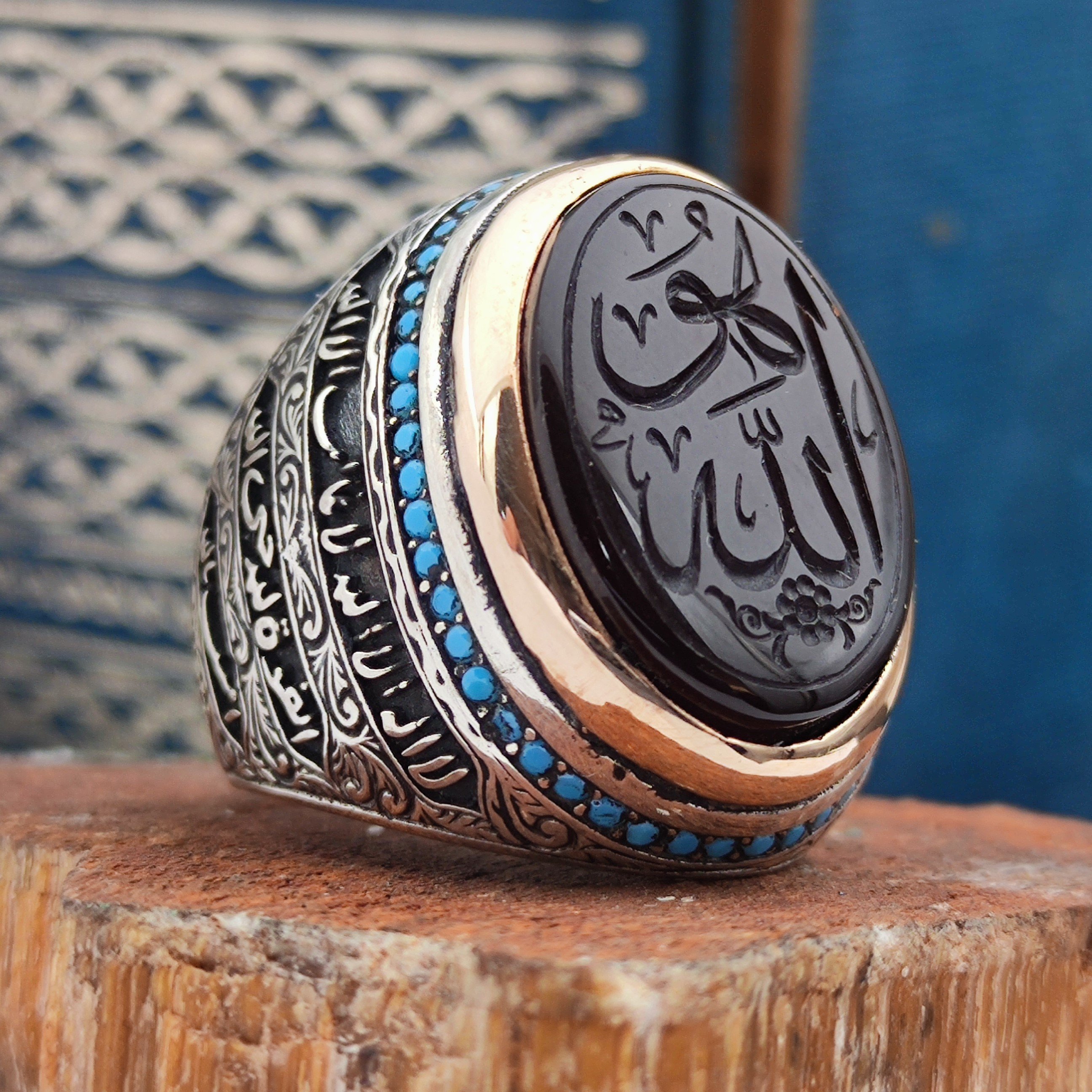 Akik Taşının üzerine Hu ALLAH cc. yüce ismi Şerifi Kazınmıştır. 925 Ayar Özel İşcilikli Gümüş Erkek Yüzüğü.