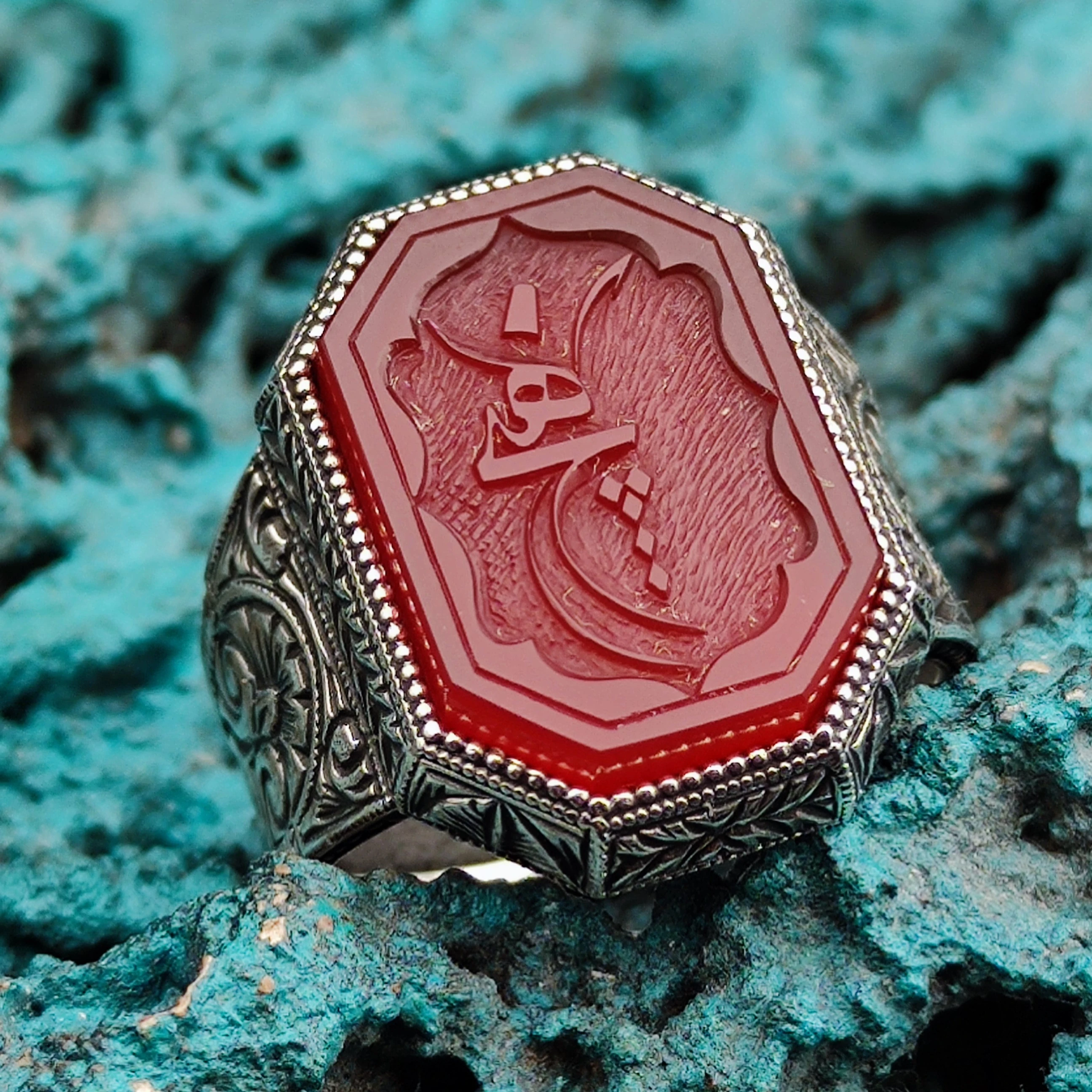 Akik taşının üzerine Tasavvuf "Hiç" Kazınmıştır. 925 Ayar Gümüş Erkek Yüzüğü.