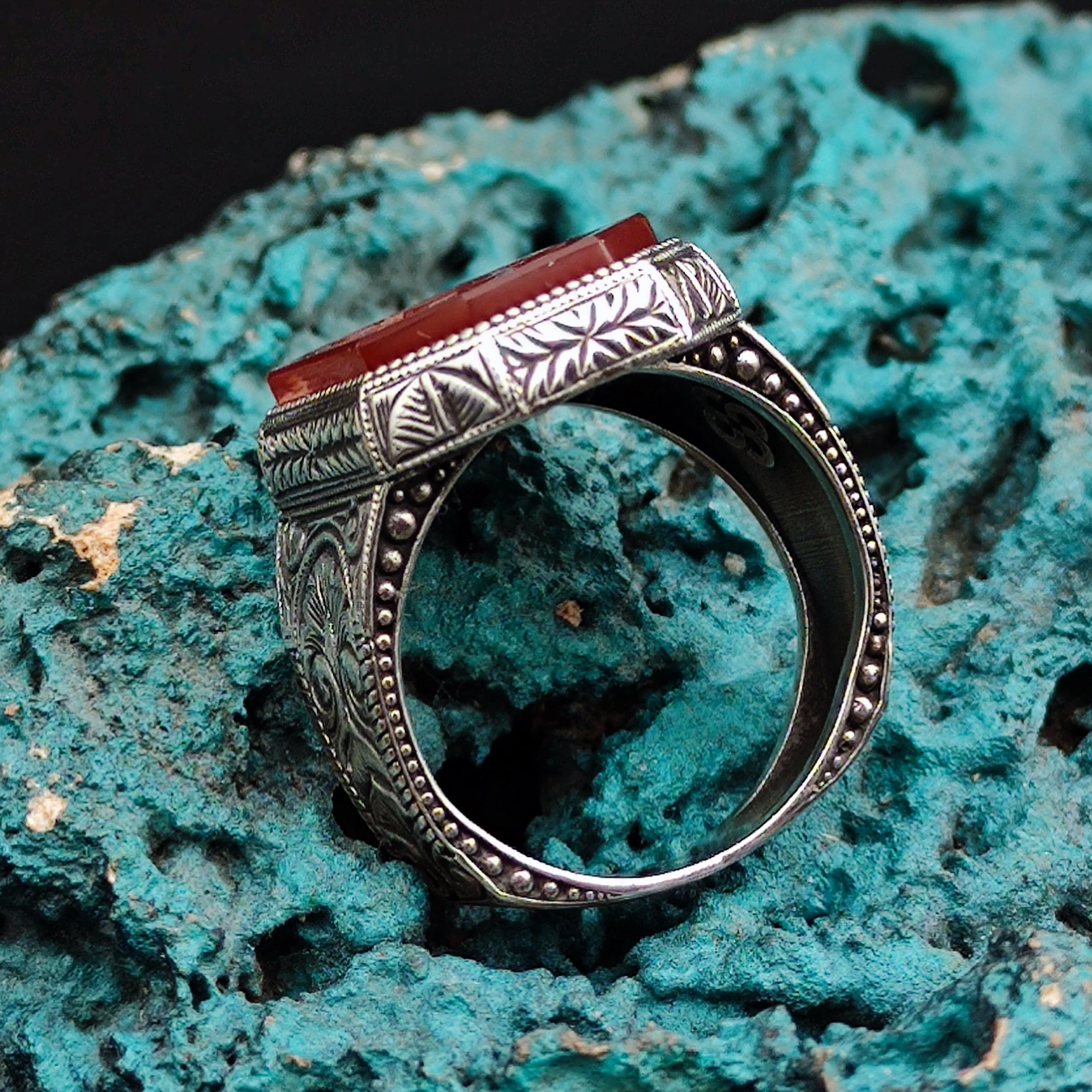 Akik taşının üzerine Tasavvuf "Hiç" Kazınmıştır. 925 Ayar Gümüş Erkek Yüzüğü.