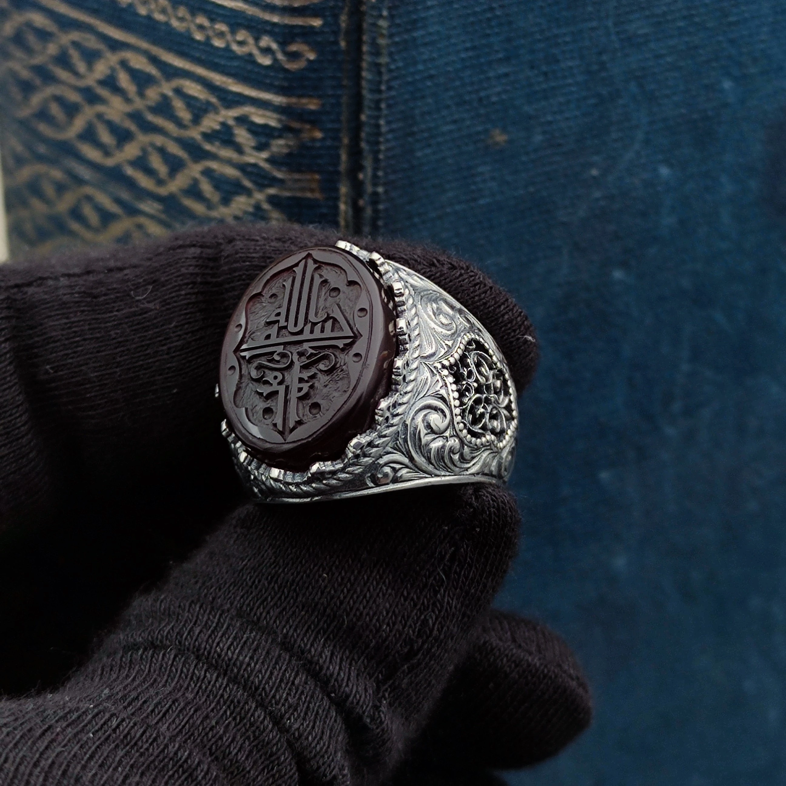 Akik taşına Kaligrafi Hat Sanatı ile Bismillâhirrahmânirrahîm Kazınmıştır. 925 Ayar Gümüş Erkek Yüzüğü.